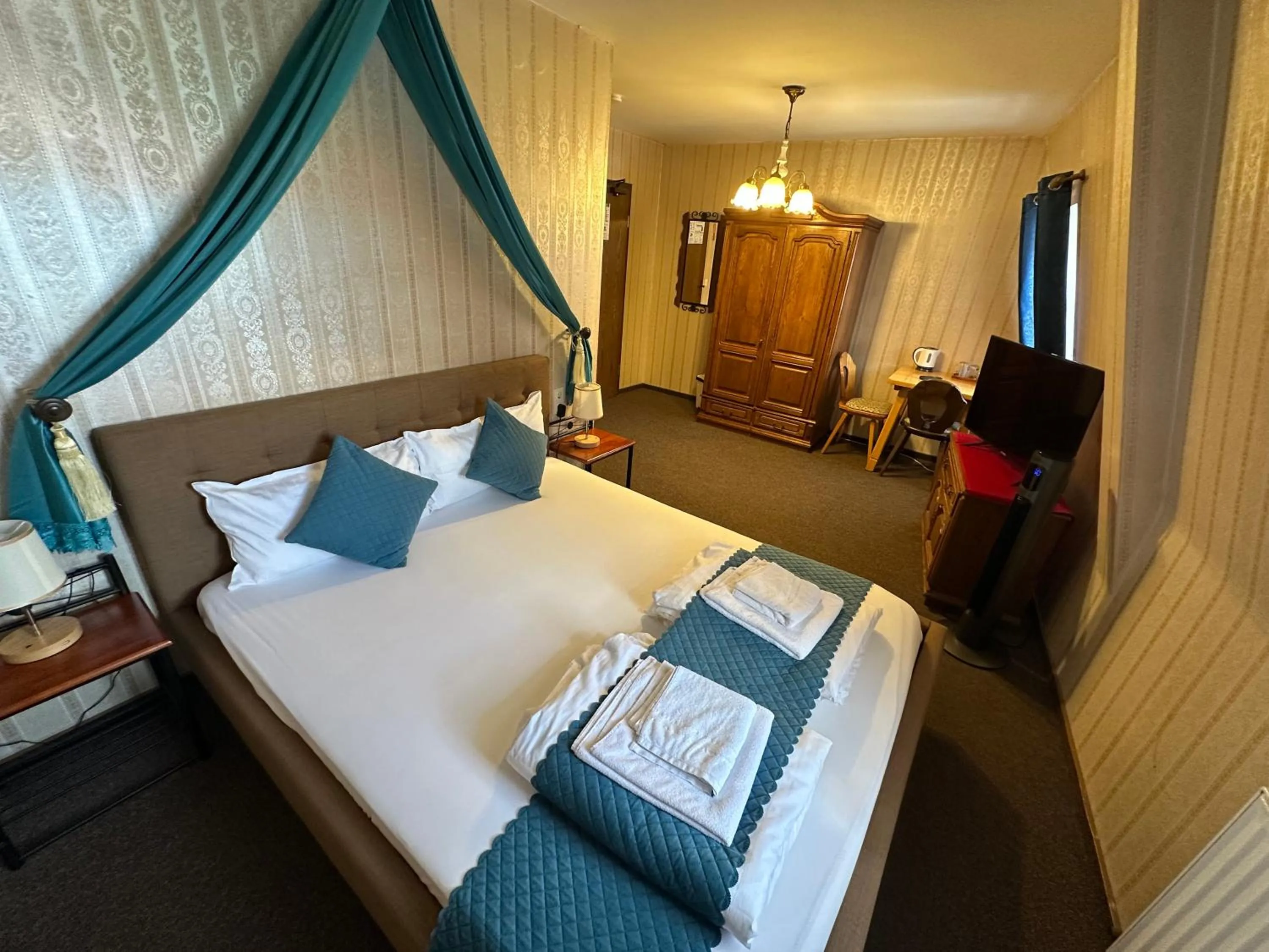 Bed in Hotel Schwarzer Adler