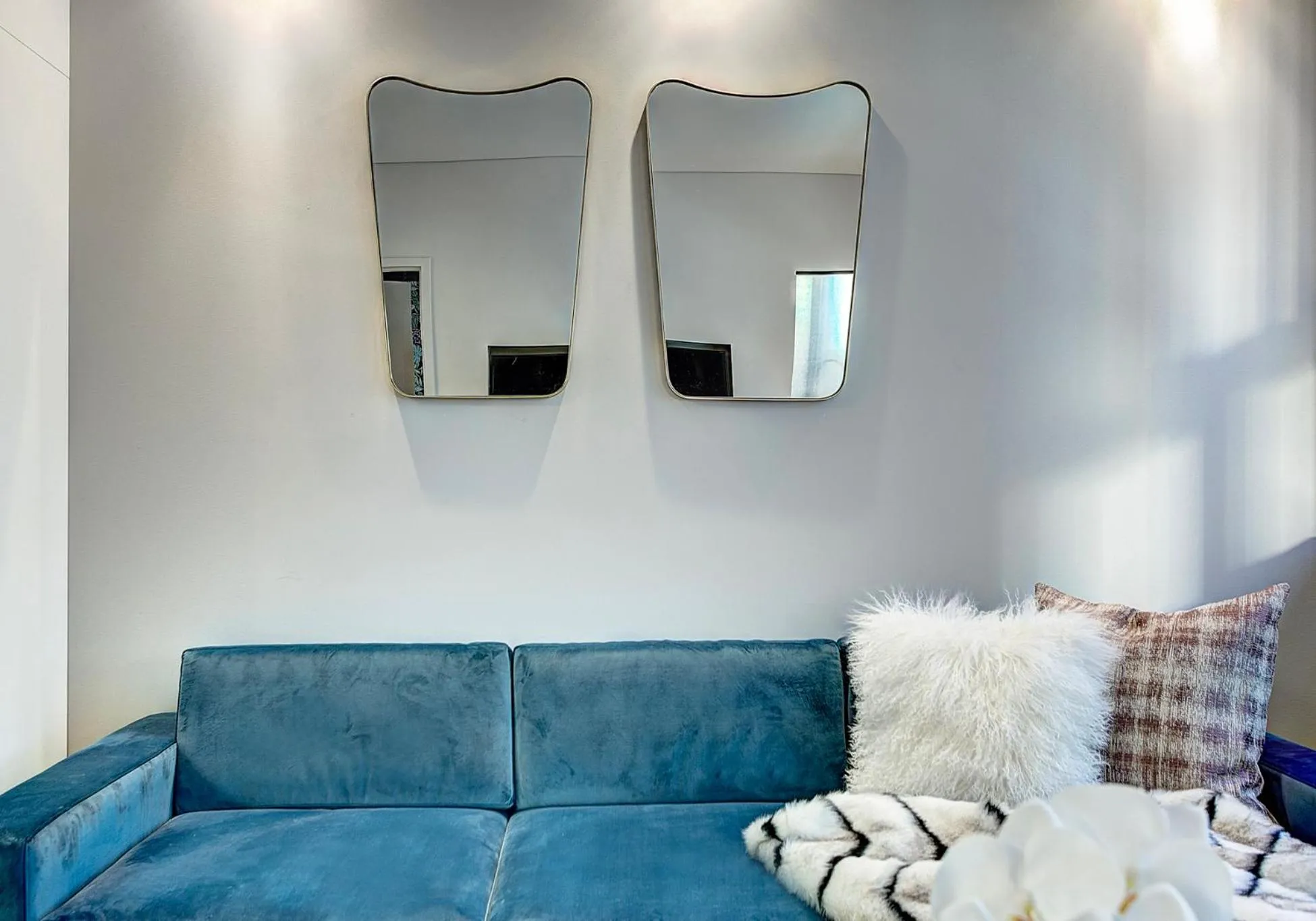 Living room in Pierce Boutique Apartments by Simplissimmo