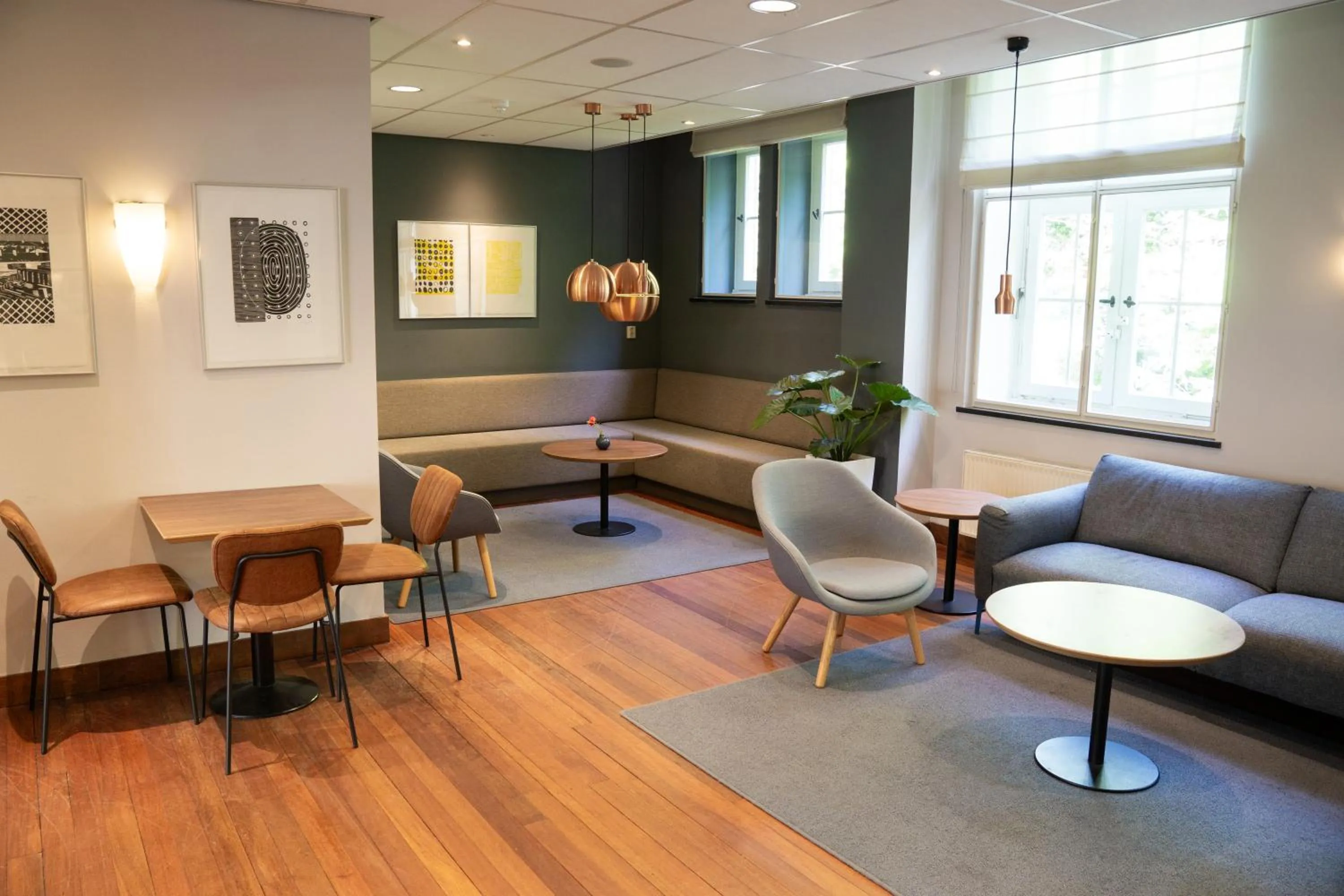 Communal lounge/ TV room in Hotel Kontakt der Kontinenten