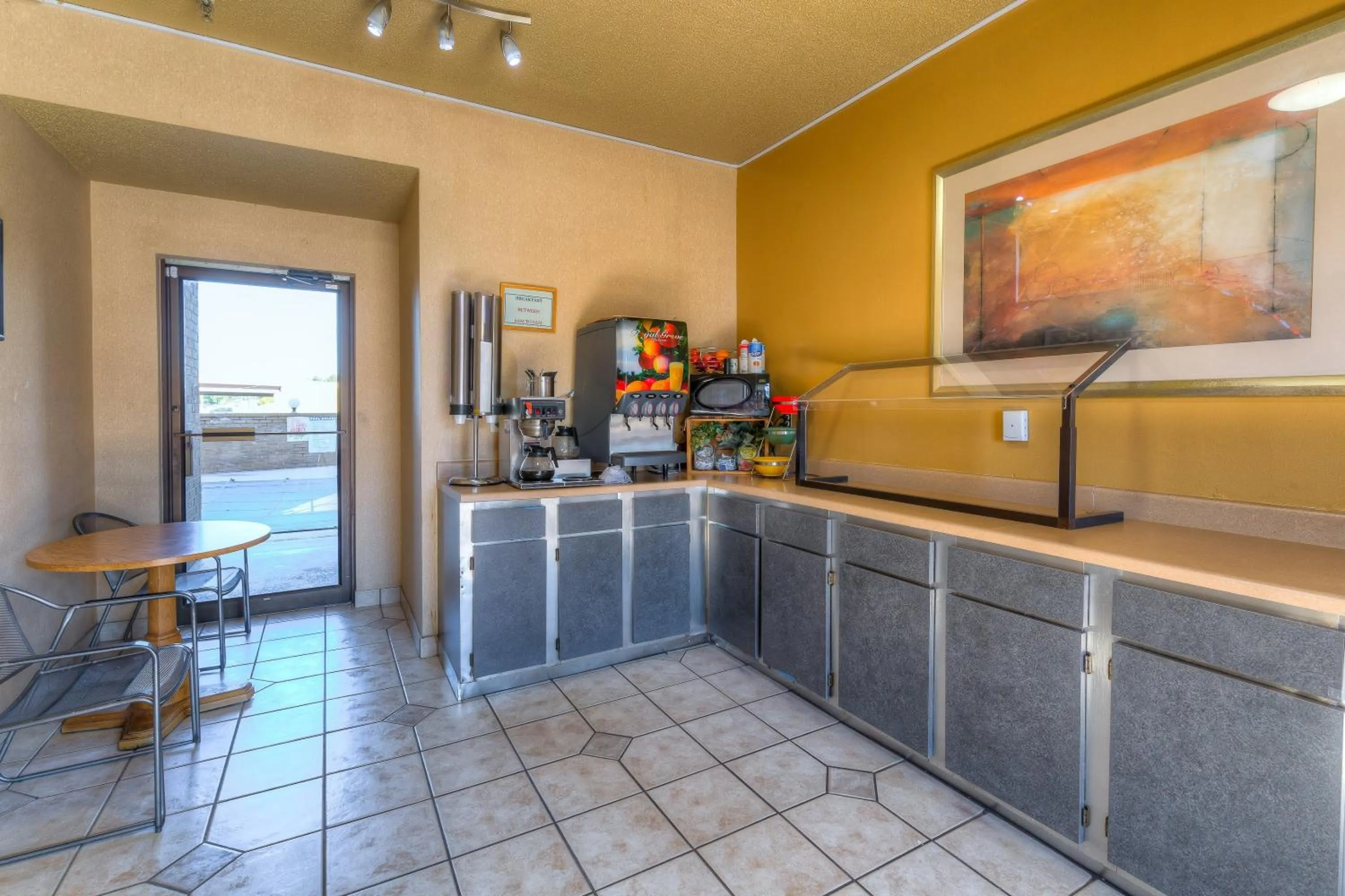 Breakfast, Kitchen/Kitchenette in Red Roof Inn Tulsa