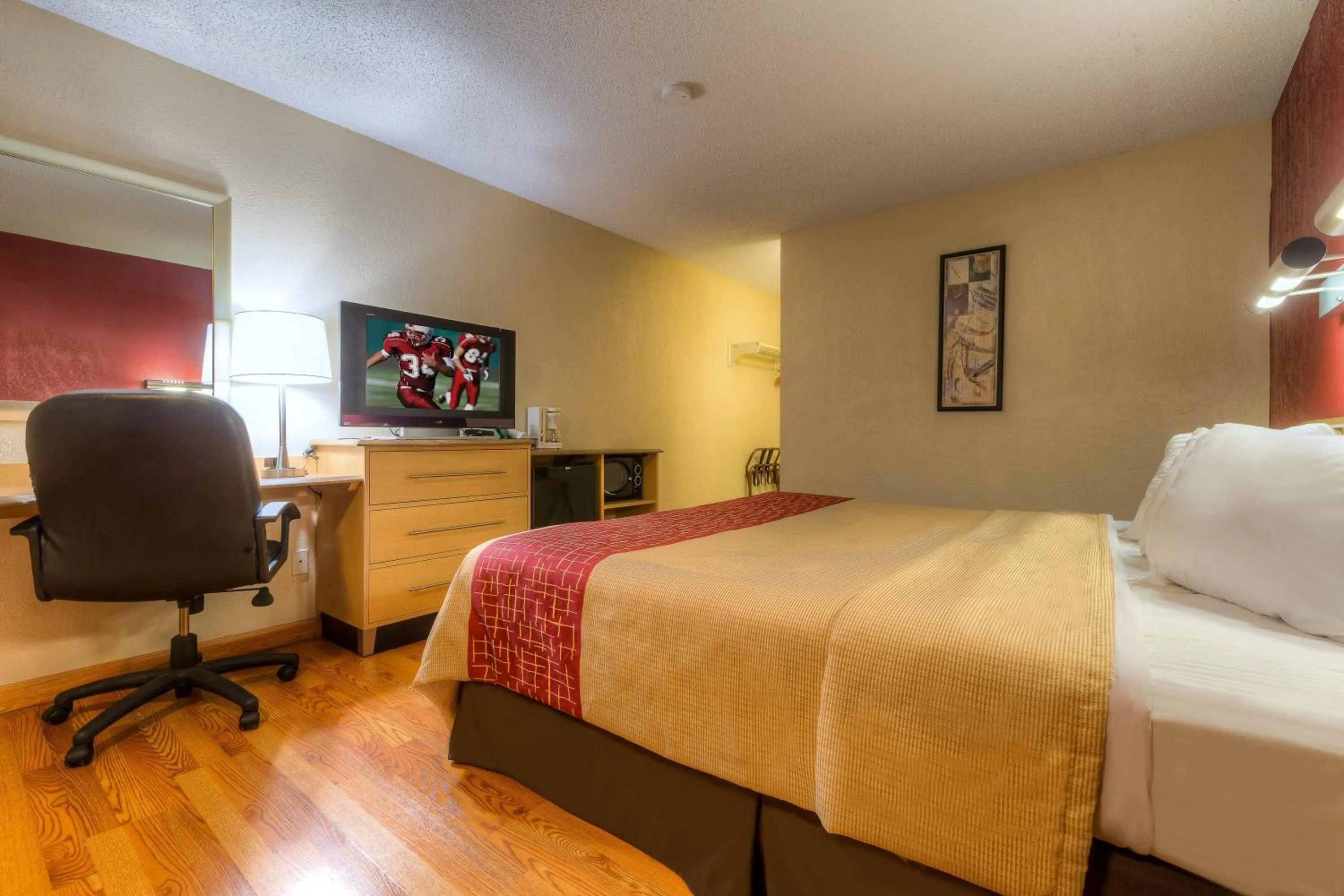Bedroom in Red Roof Inn Tulsa