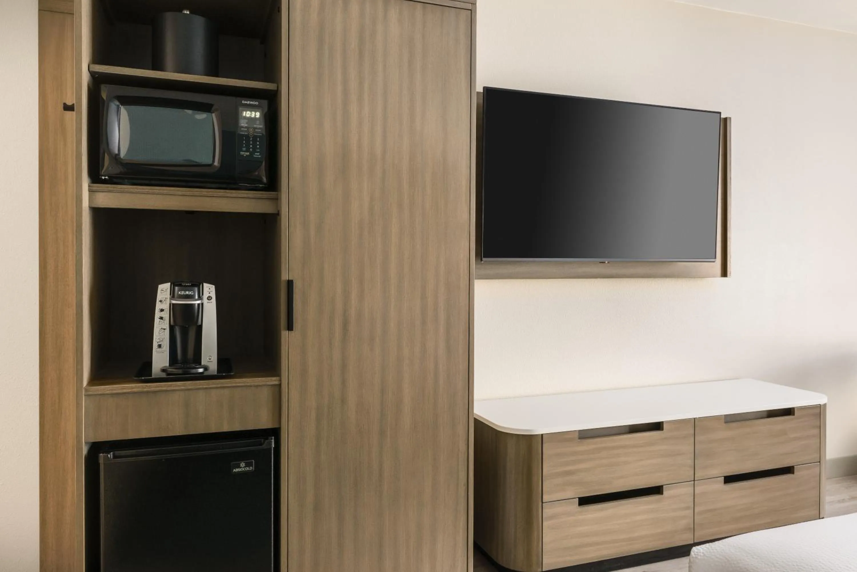 TV and multimedia in Fairfield by Marriott Inn & Suites Marathon Florida Keys