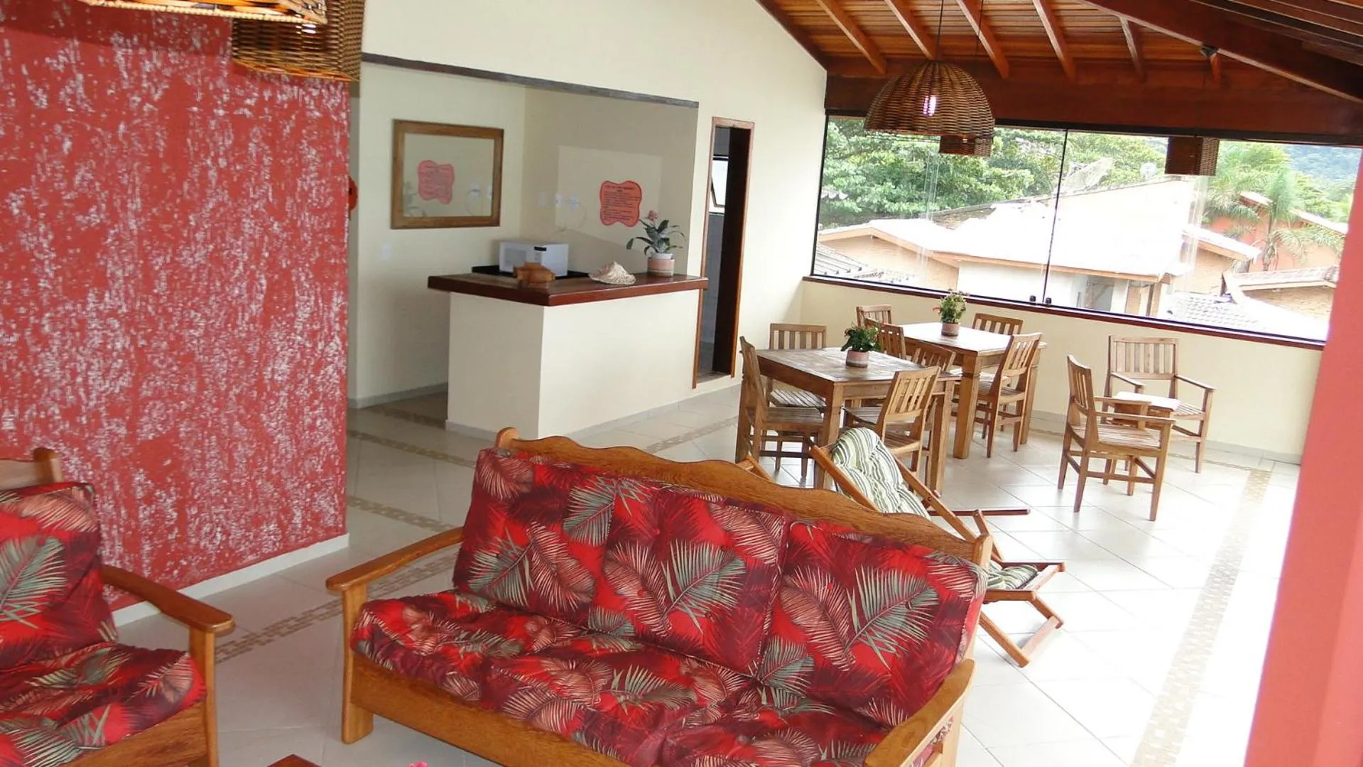 Communal lounge/ TV room in Pousada Casa na Praia