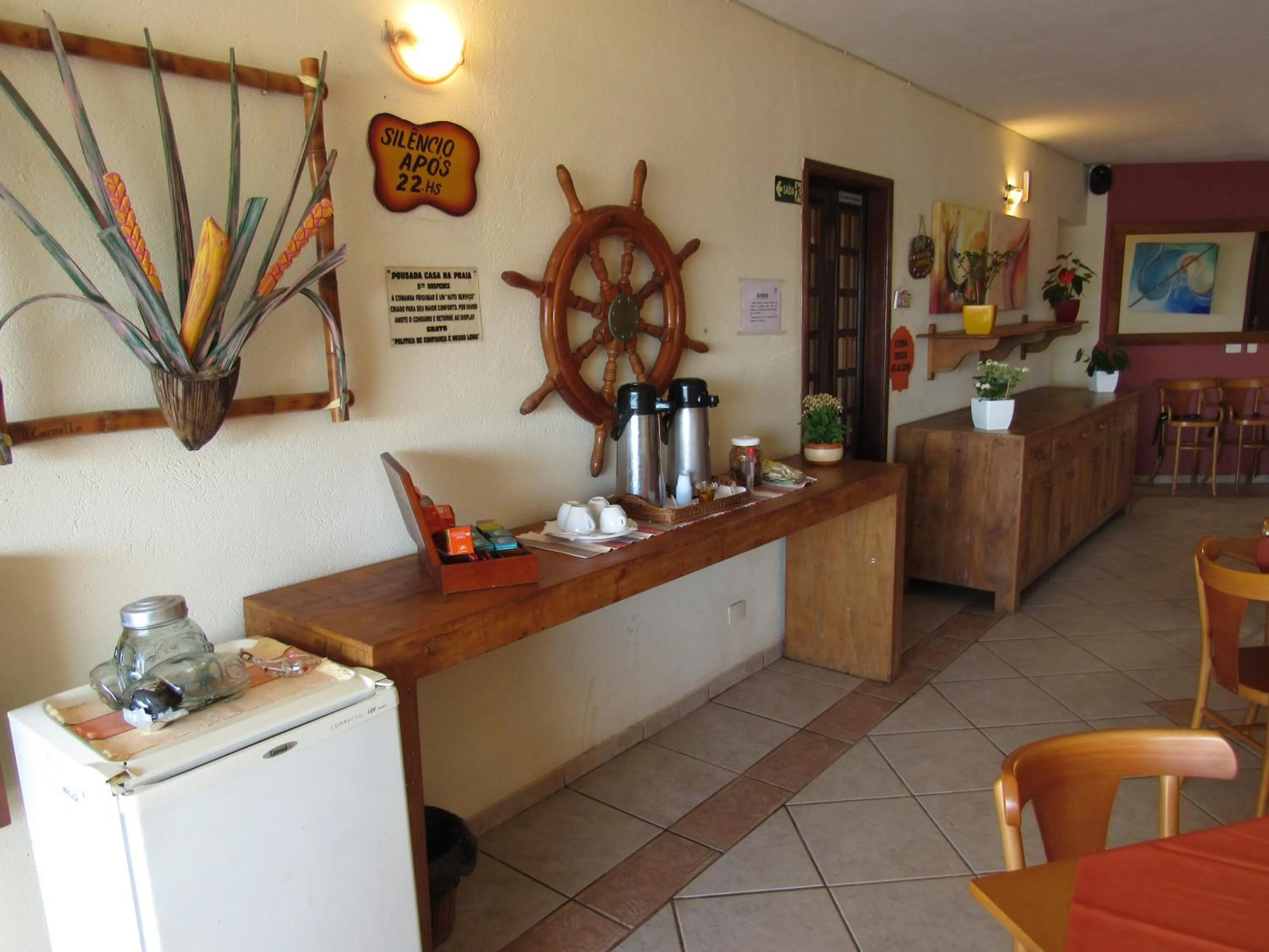 Communal lounge/ TV room in Pousada Casa na Praia