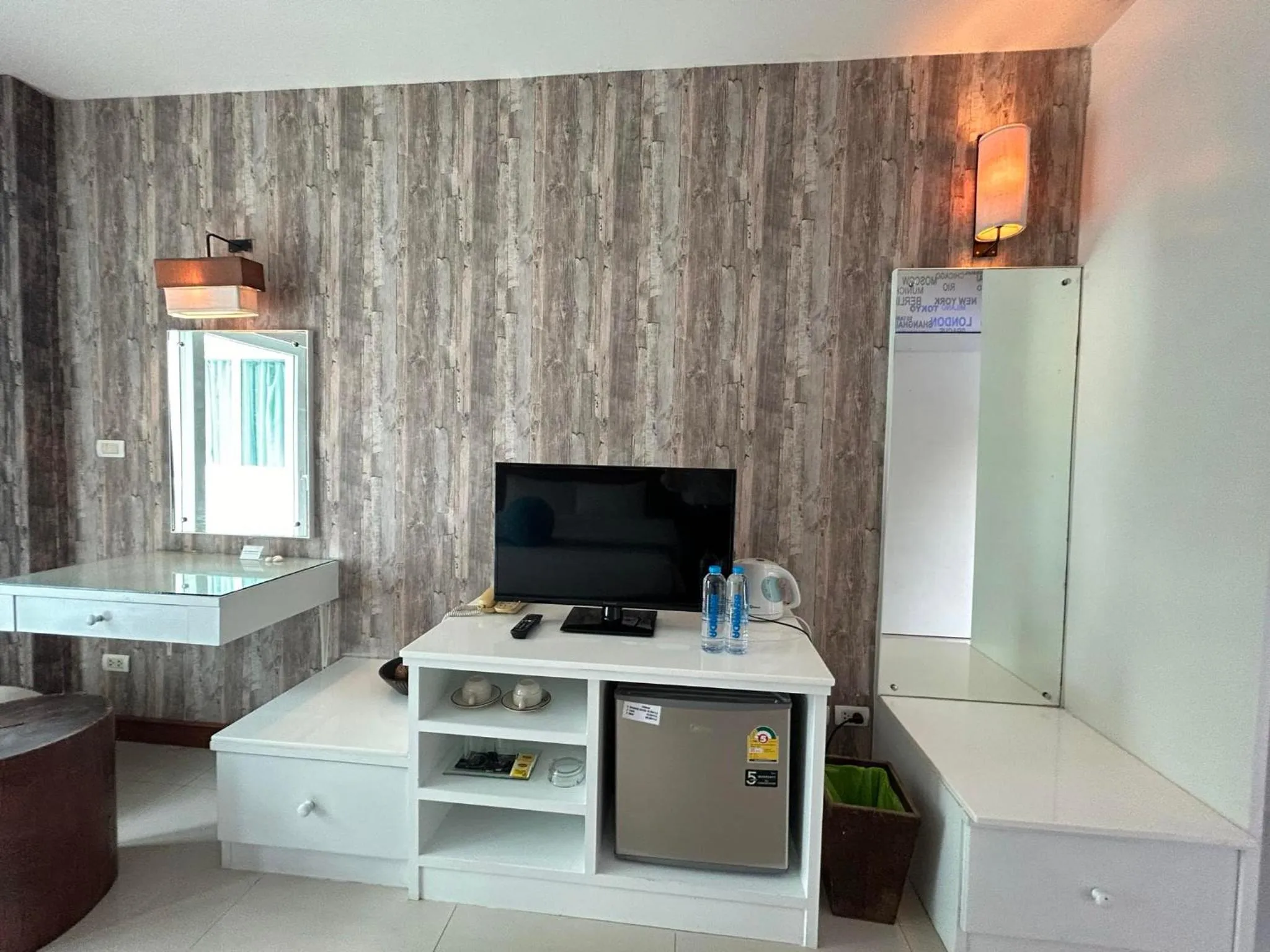 TV and multimedia in Benyada Lodge - Surin Beach