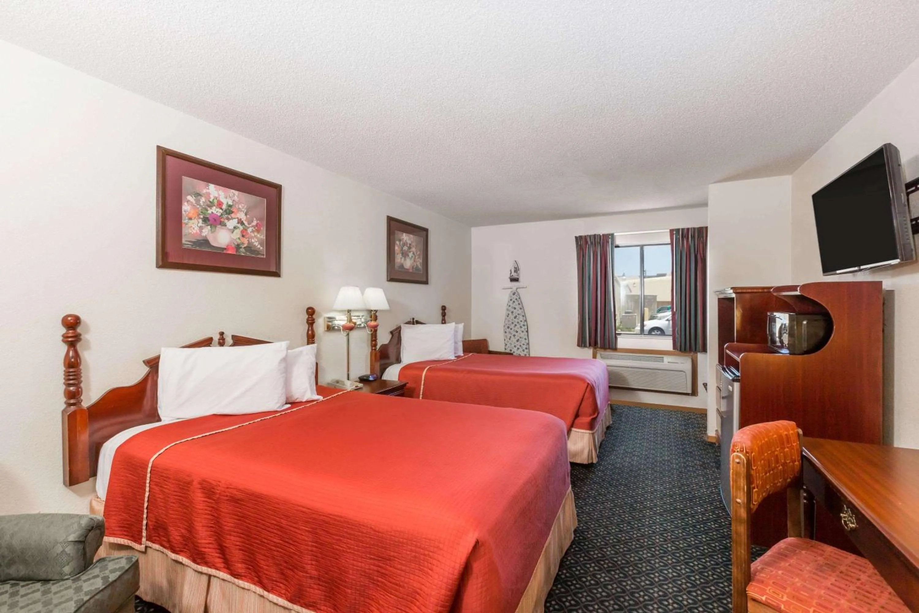 Bedroom, Bed in Howard Johnson by Wyndham Wichita Airport