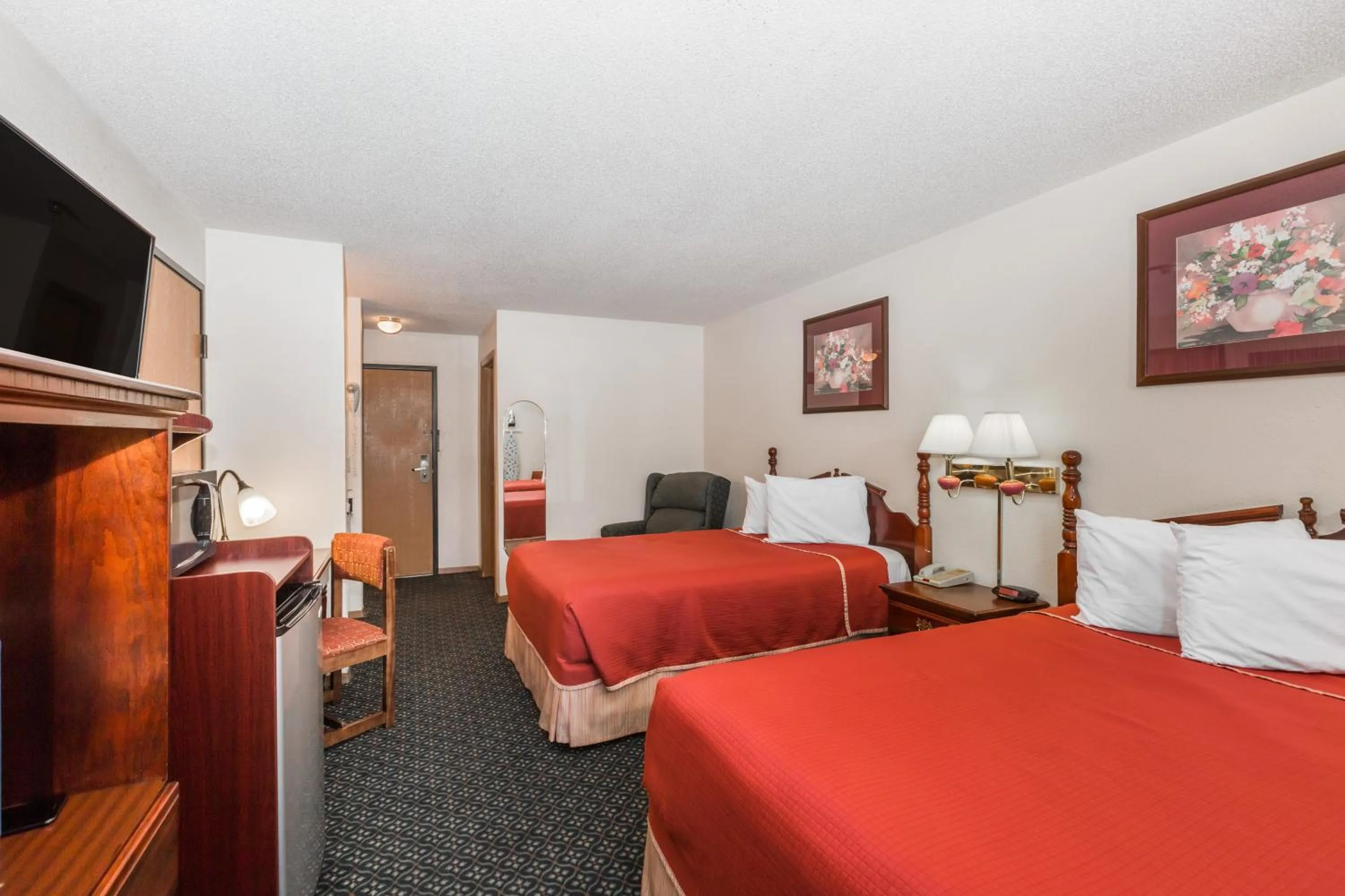 Bed in Howard Johnson by Wyndham Wichita Airport