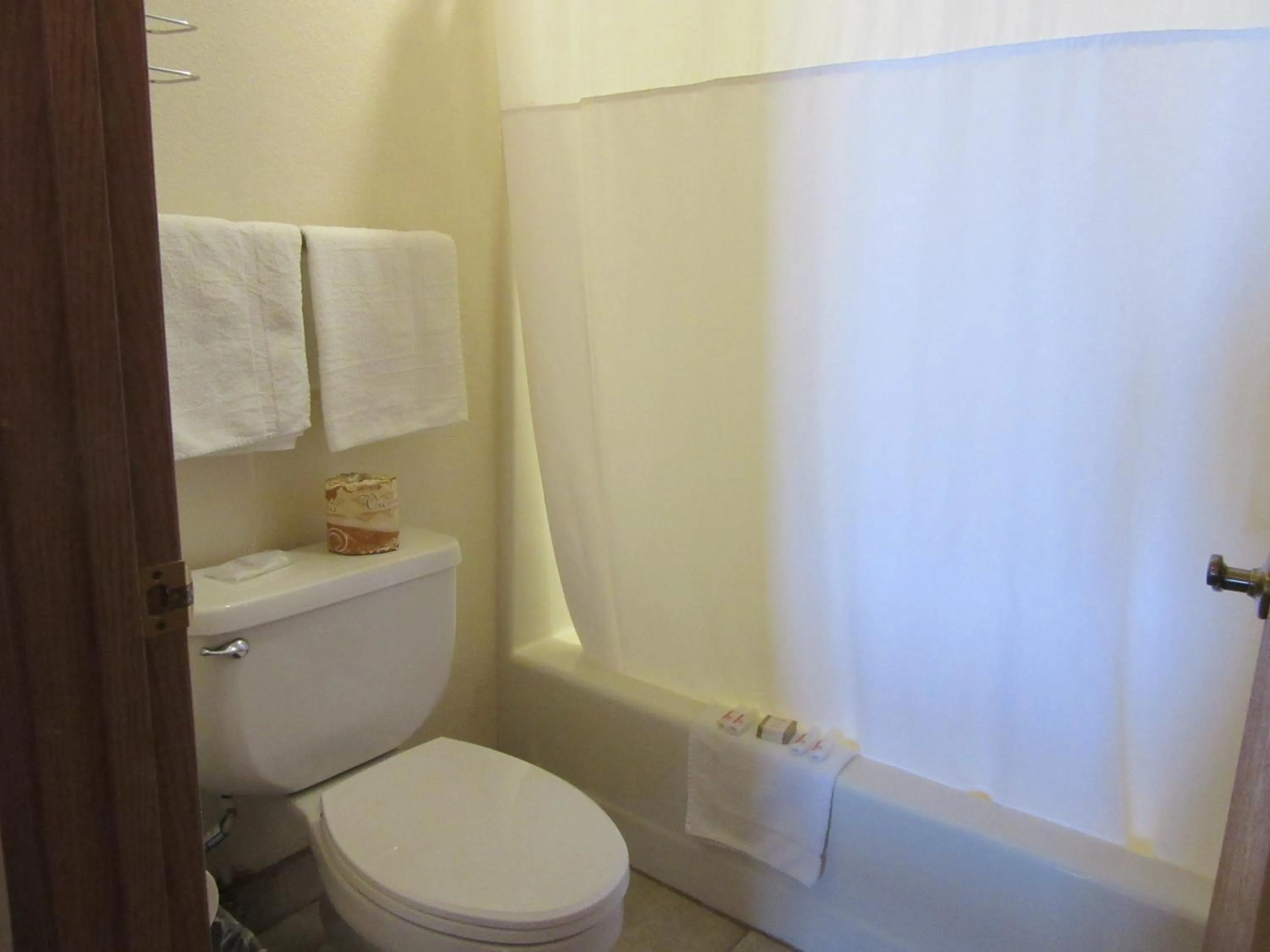 Toilet in Howard Johnson by Wyndham Wichita Airport