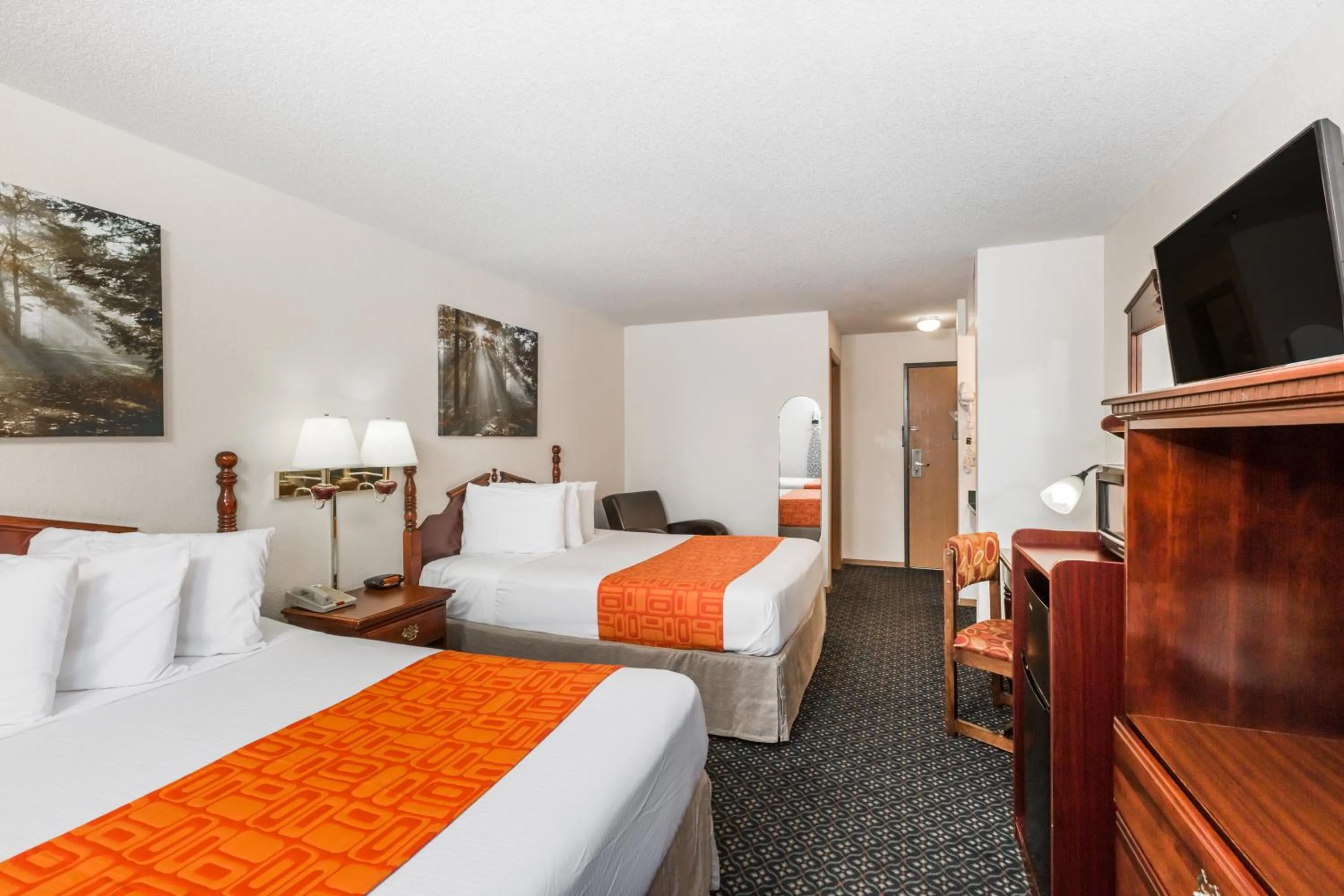Bed in Howard Johnson by Wyndham Wichita Airport