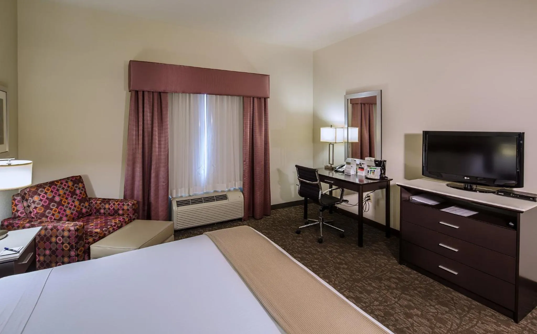 Photo of the whole room, Bed in Holiday Inn Express Augusta North by IHG