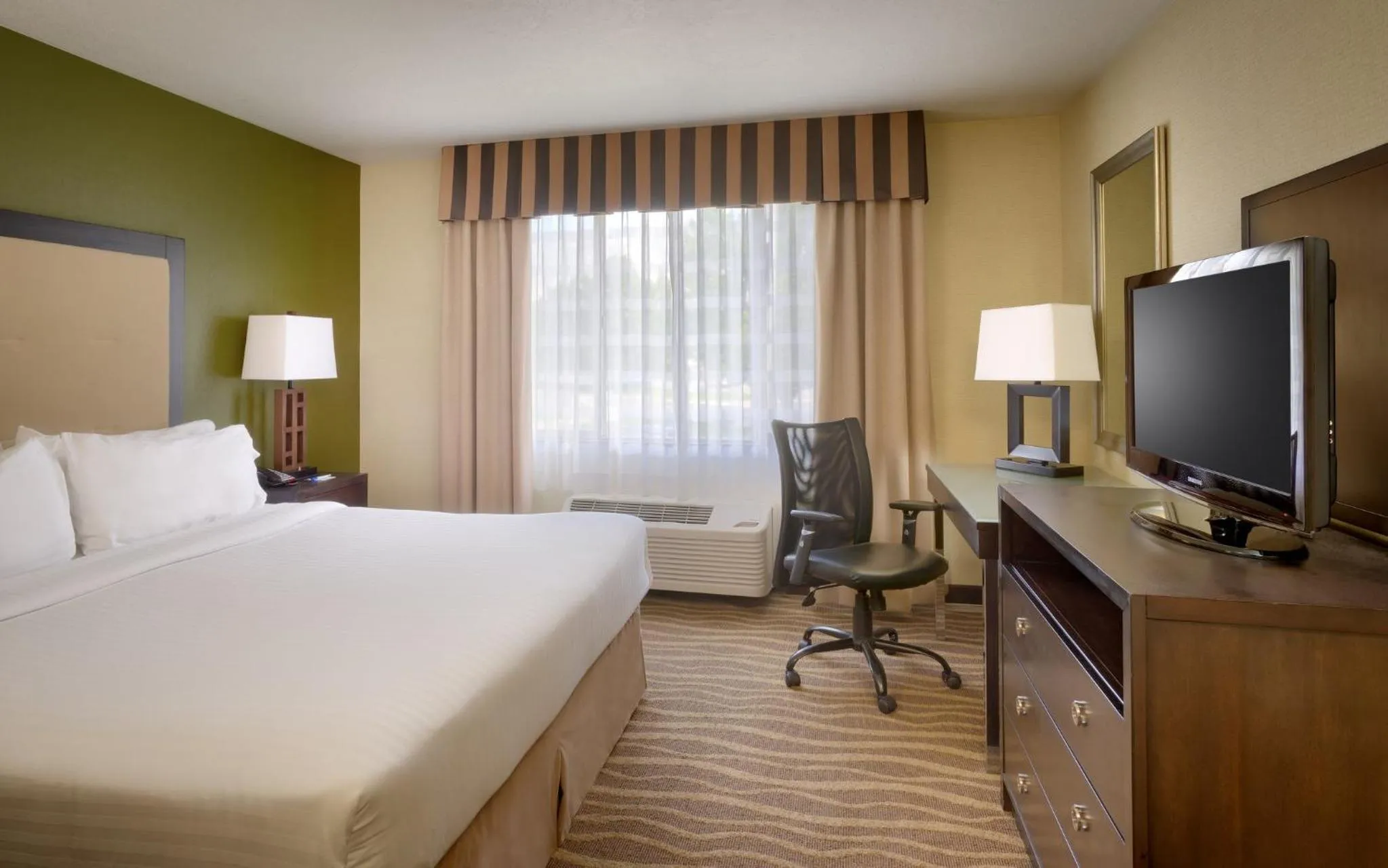 Photo of the whole room, Bed in Holiday Inn Express & Suites American Fork - North Provo by IHG