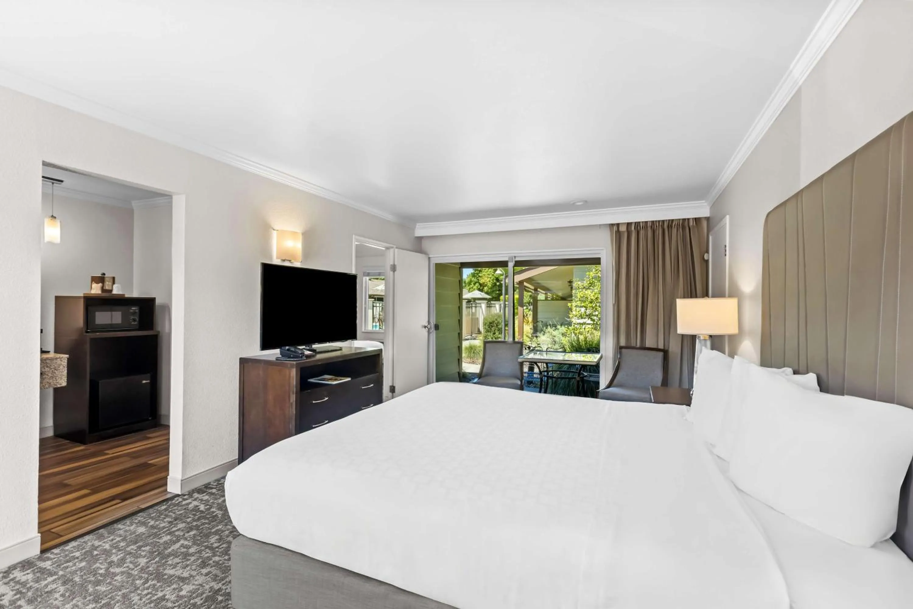 Photo of the whole room, Bed in Best Western Garden Inn