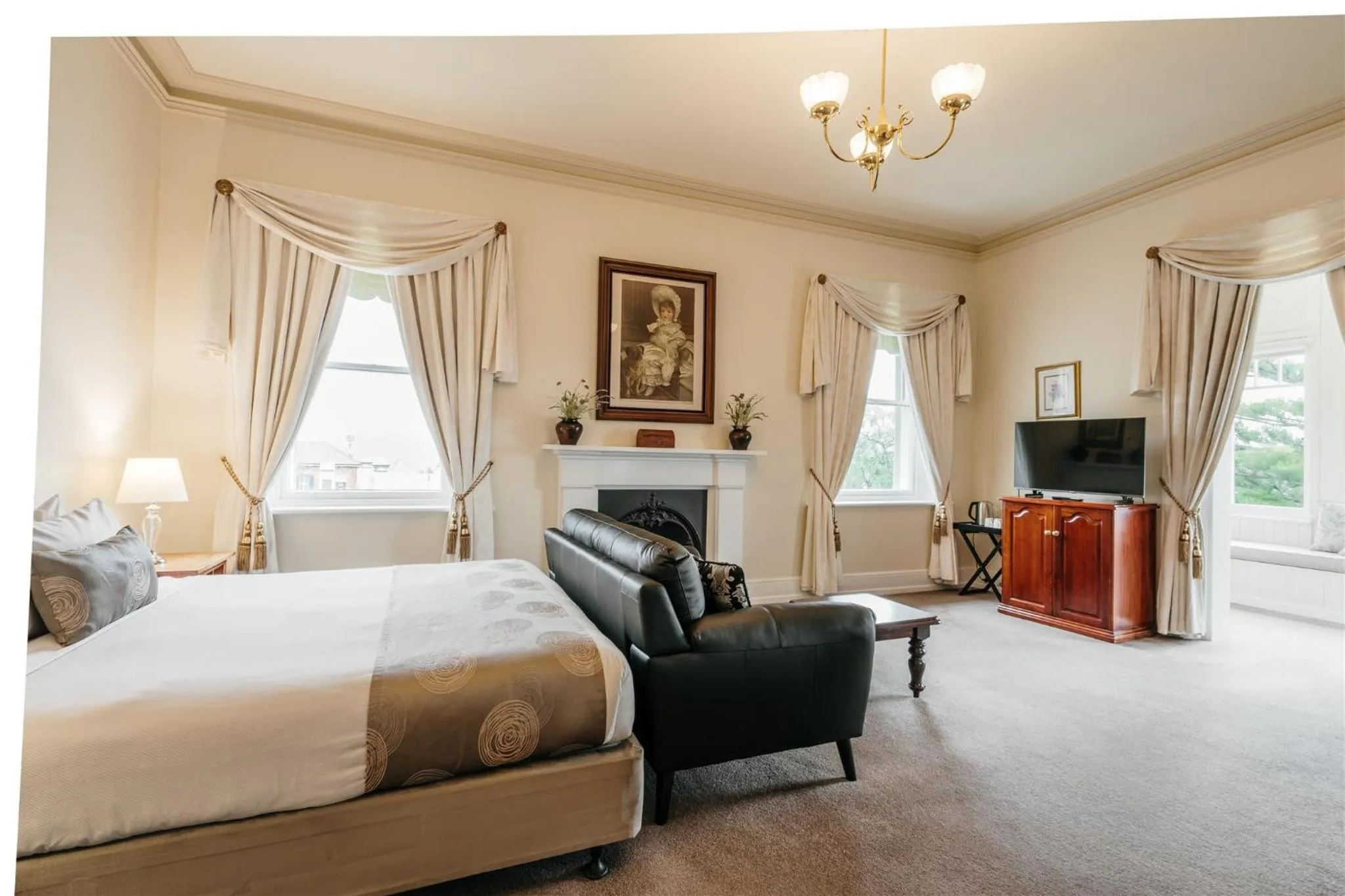 Seating area, Bed in Waratah On York