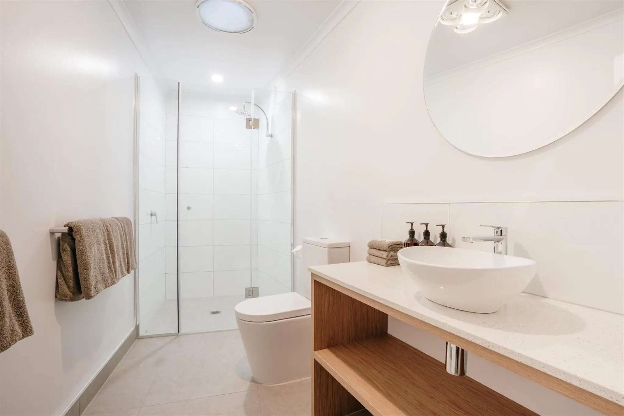 Shower in Waratah On York