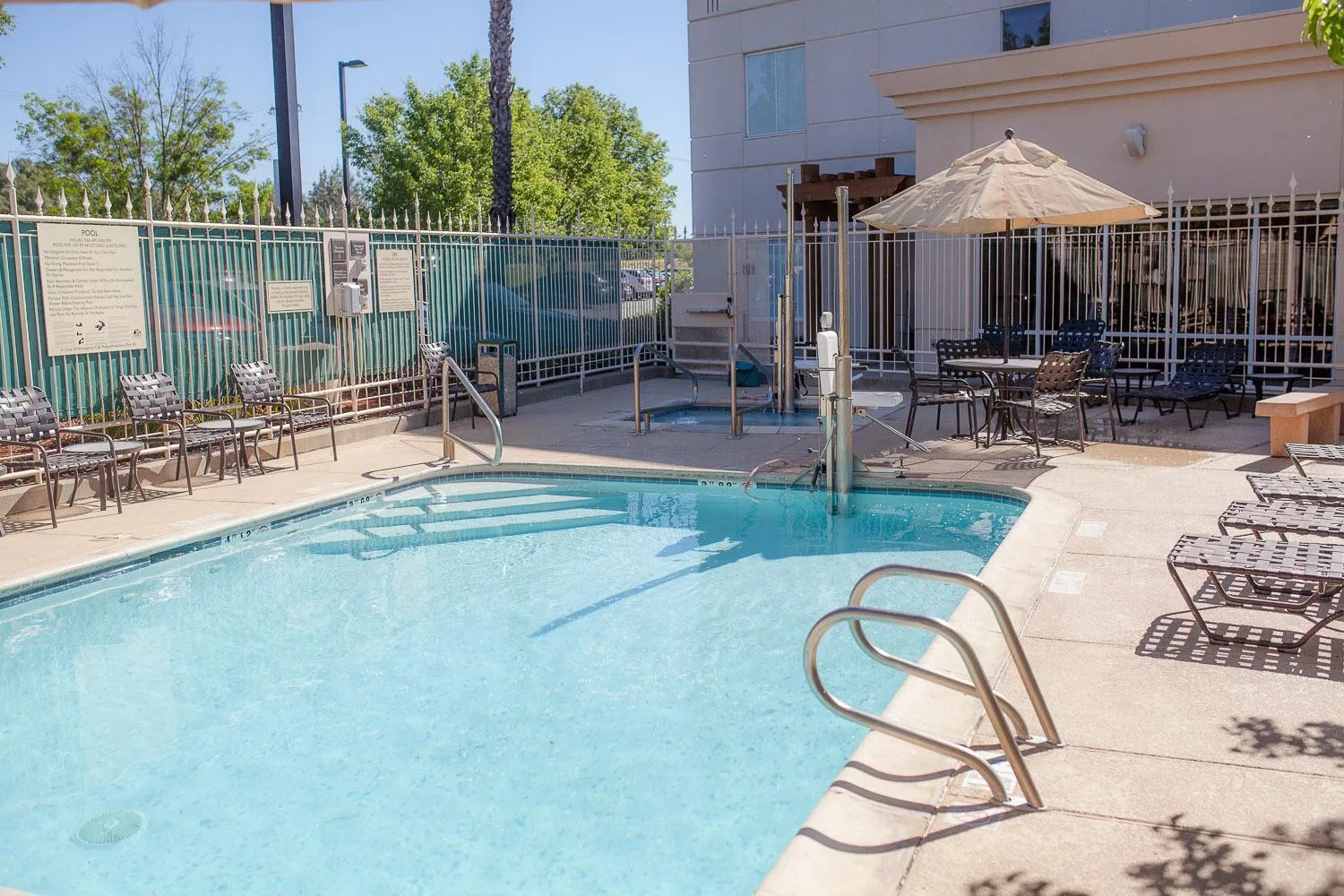 Swimming pool in Hilton Garden Inn Redding