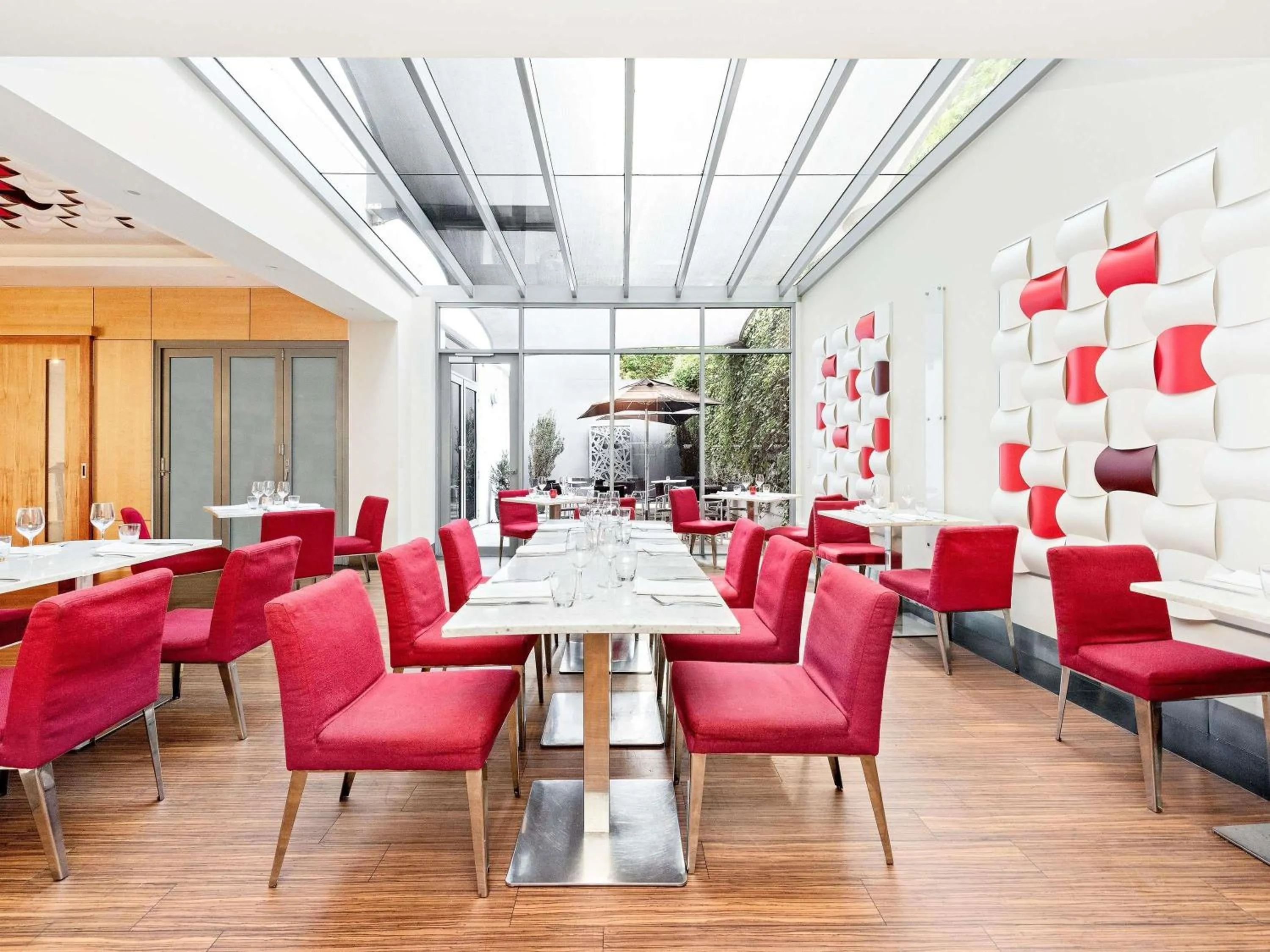 Restaurant/places to eat in Mantra Charles Hotel