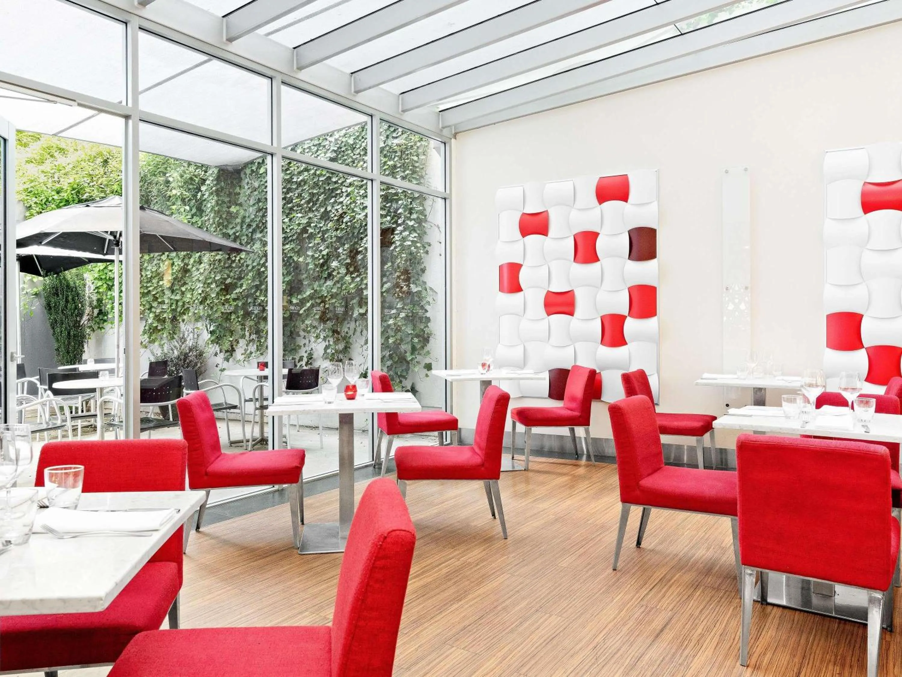 Restaurant/places to eat in Mantra Charles Hotel