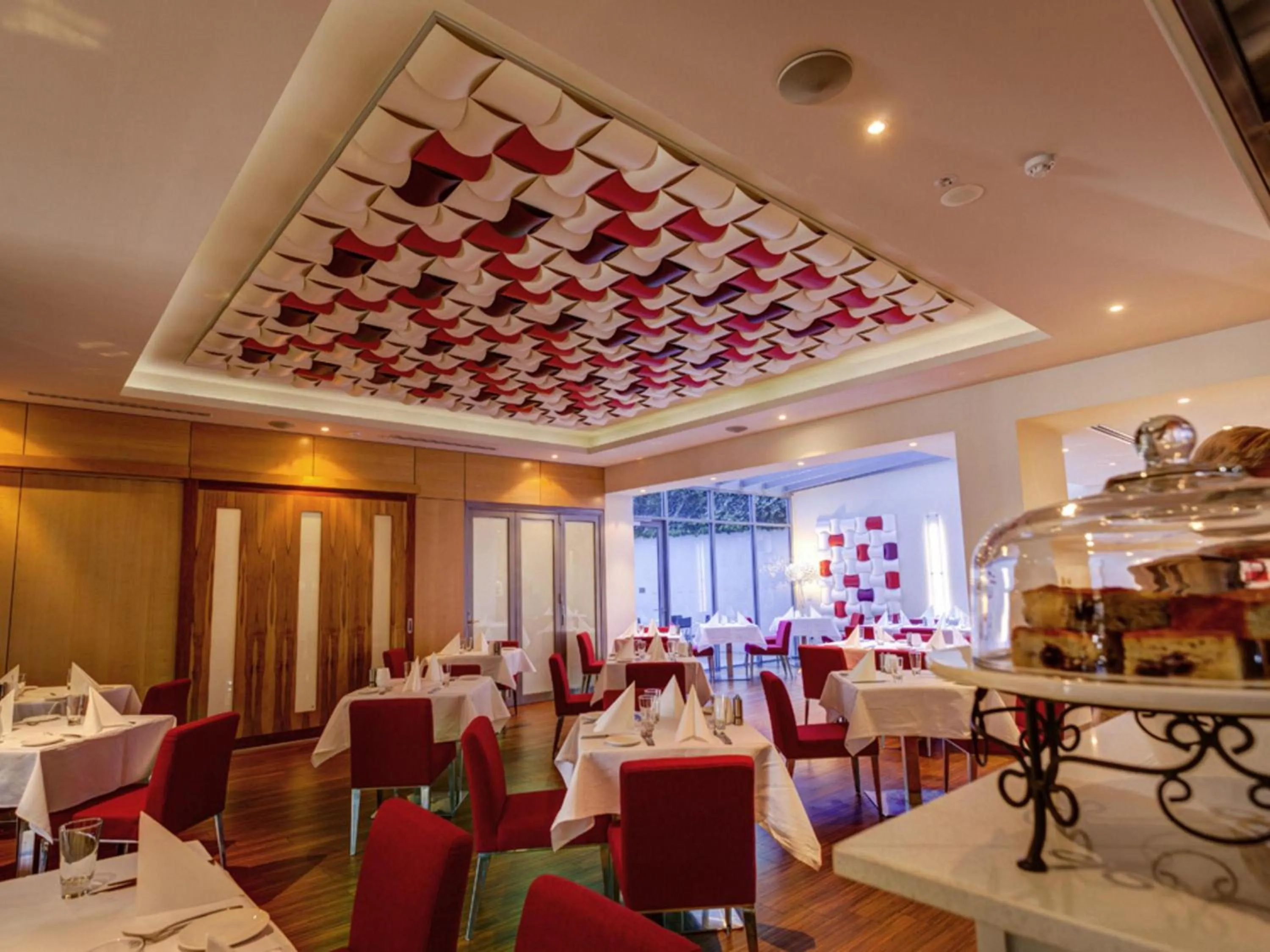 Restaurant/places to eat in Mantra Charles Hotel