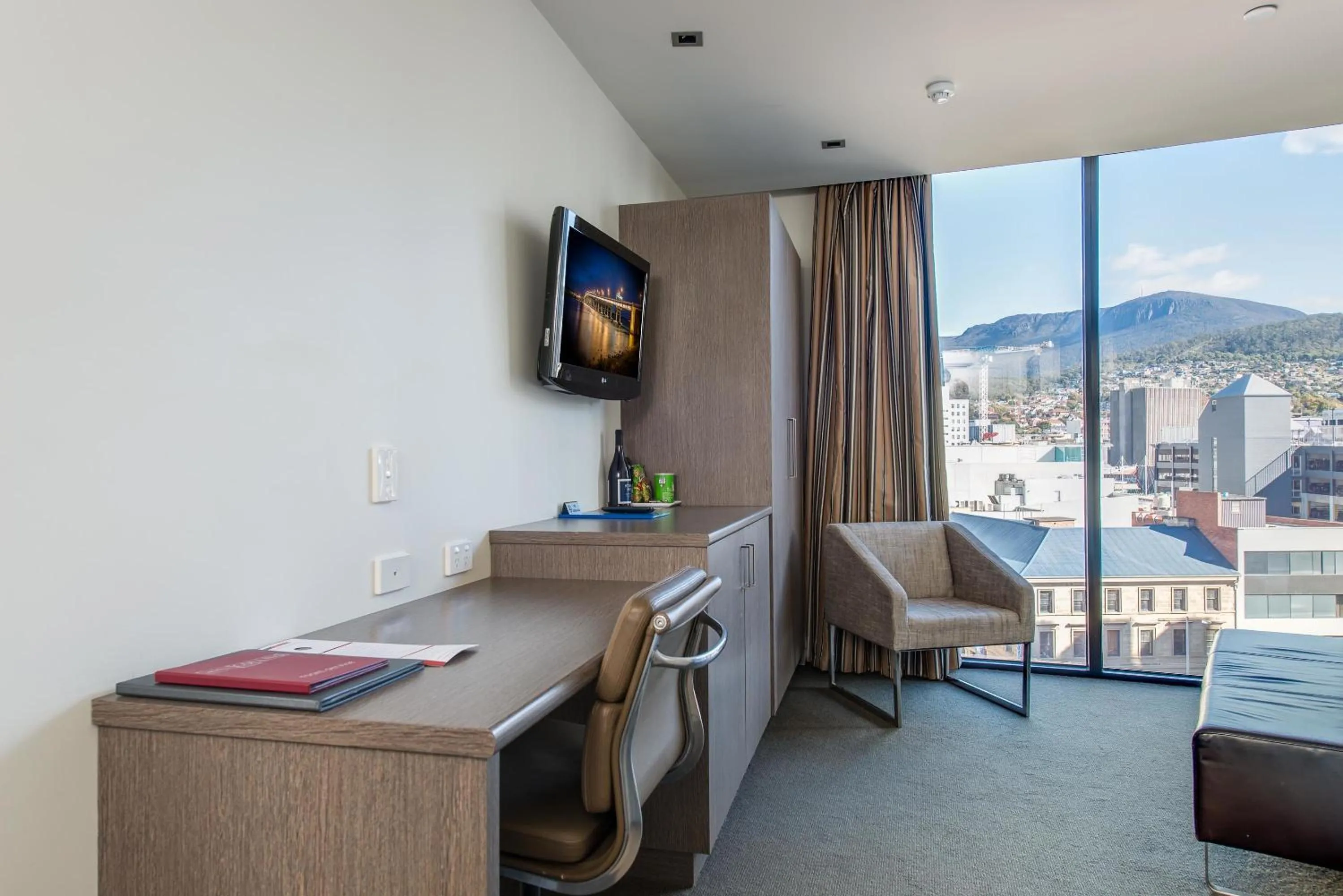 TV and multimedia in Mantra Collins Hotel