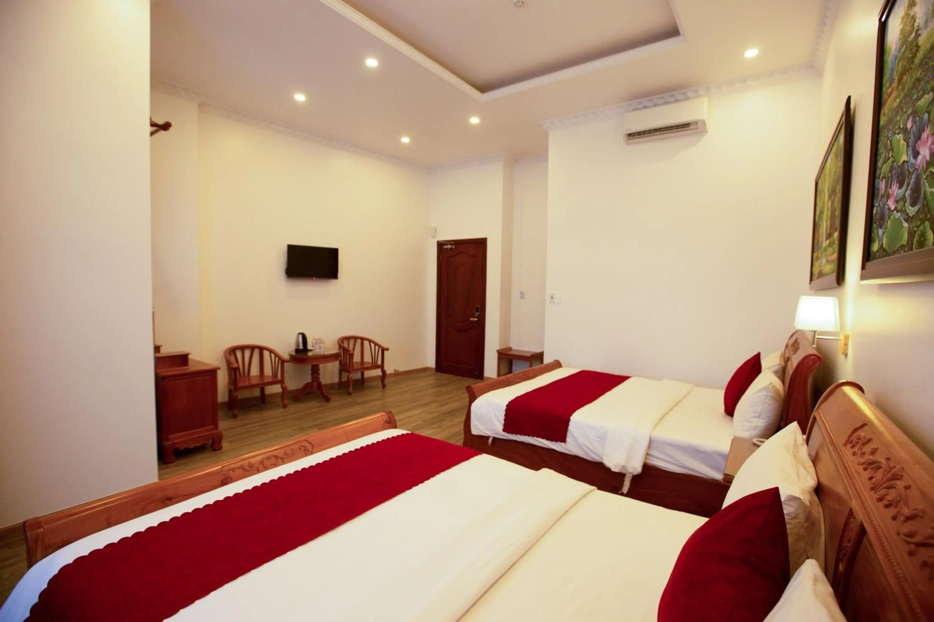 Bedroom, Bed in Dragon King 1 Hotel