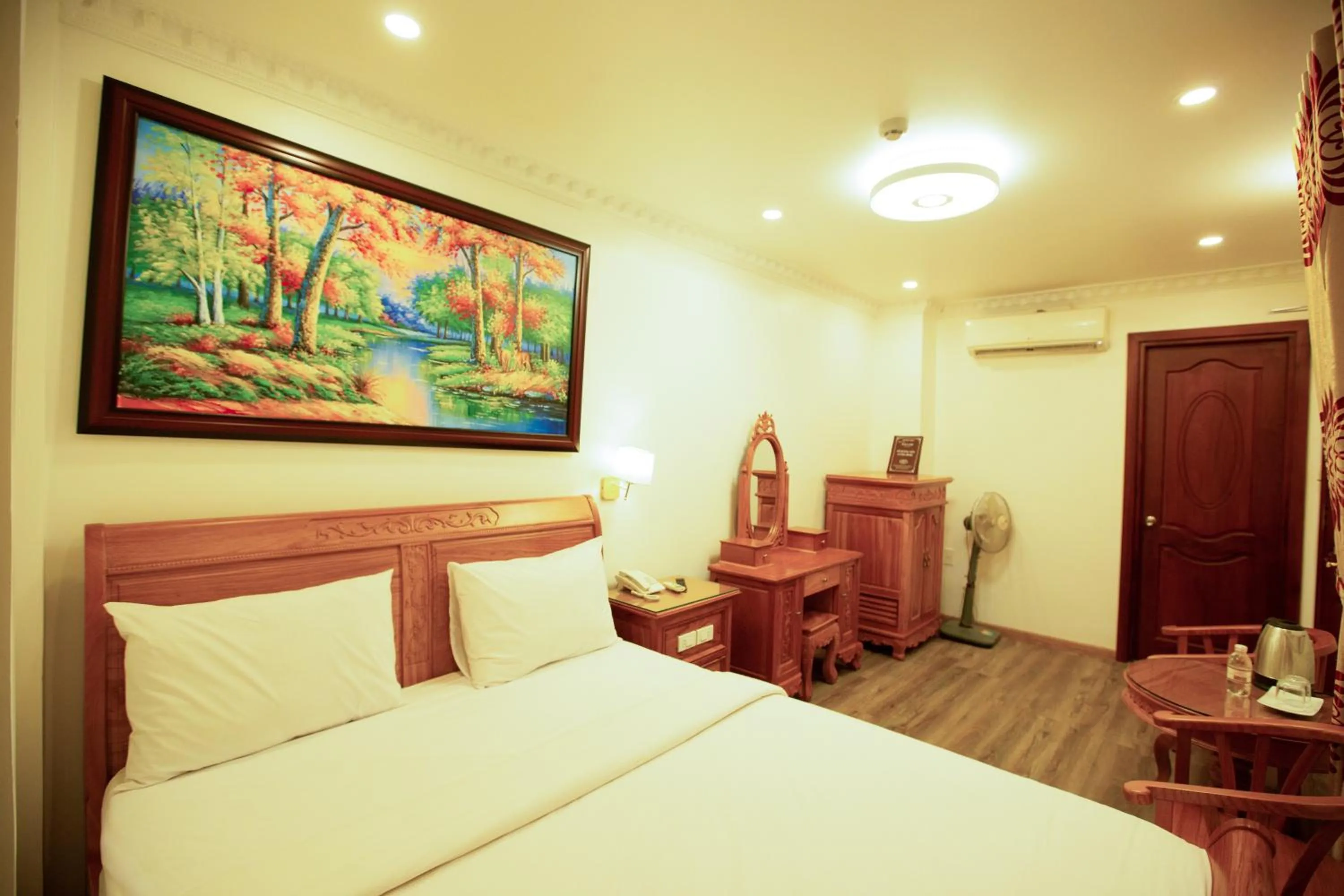 Bedroom, Bed in Dragon King 1 Hotel