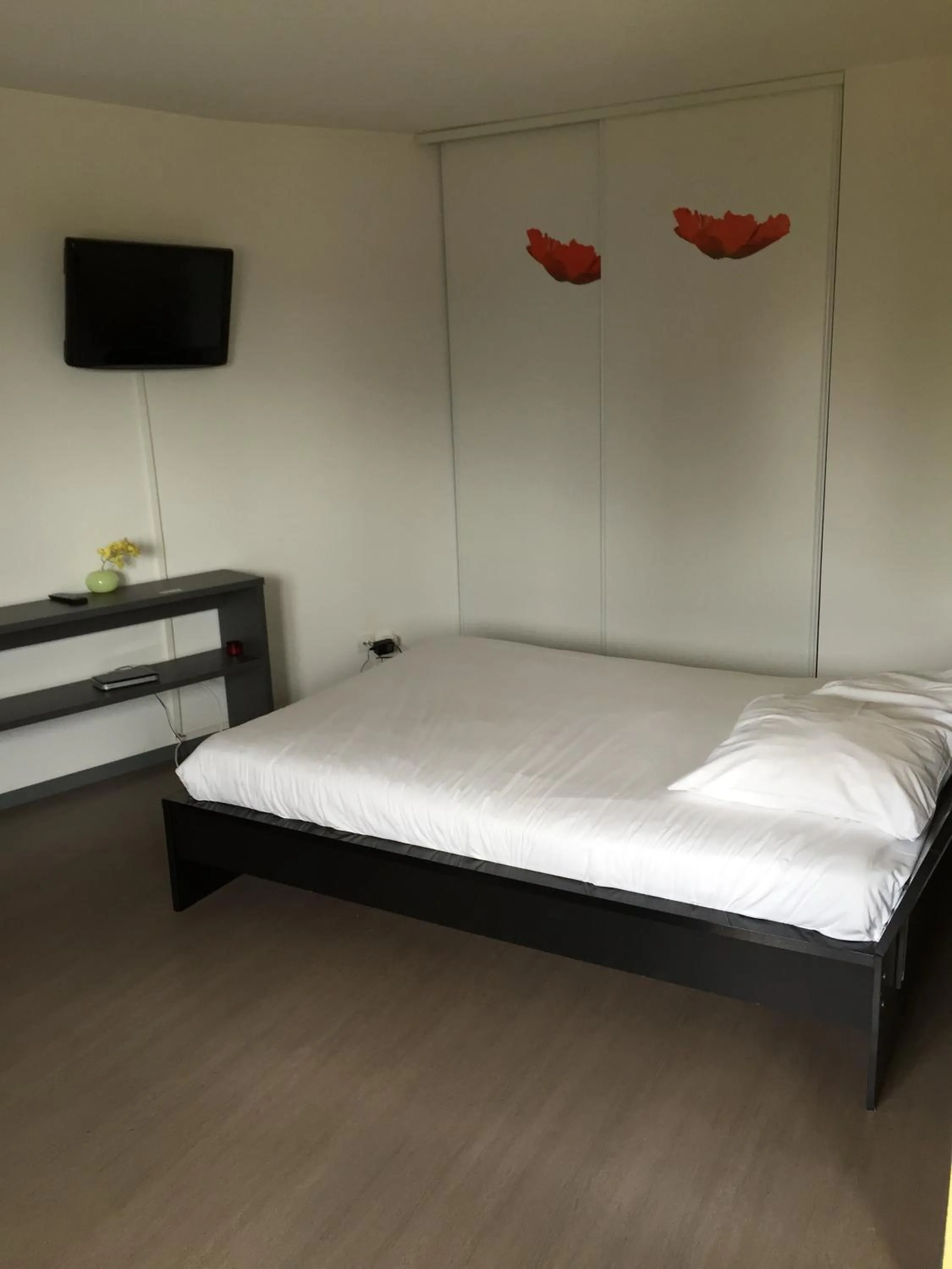 Photo of the whole room, Bed in La Résidence Amal