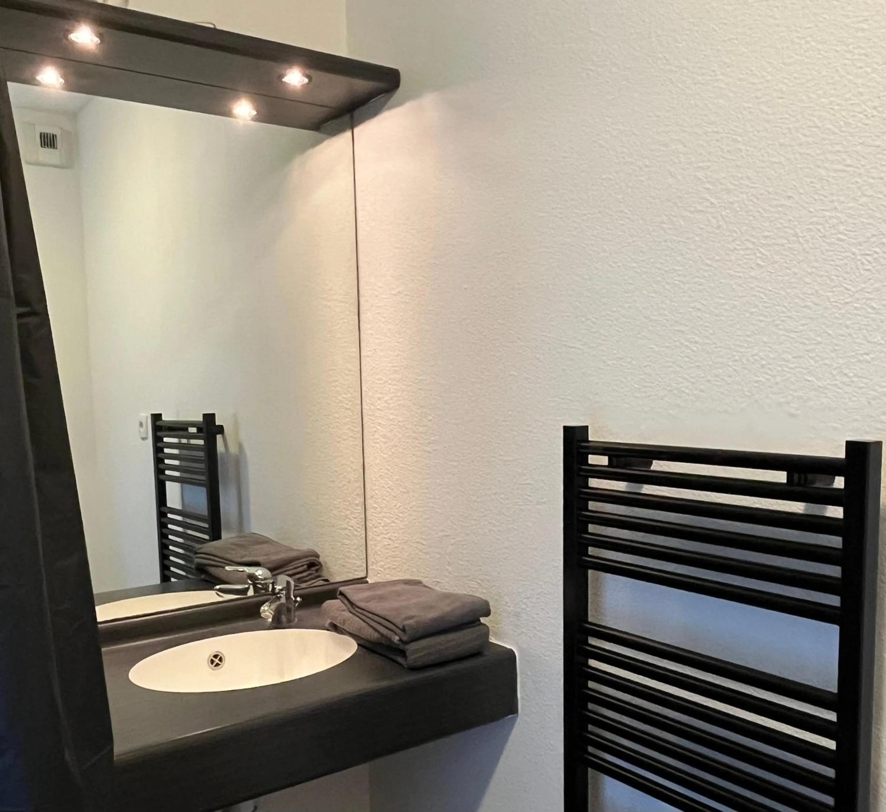 Bathroom, Bed in La Résidence Amal