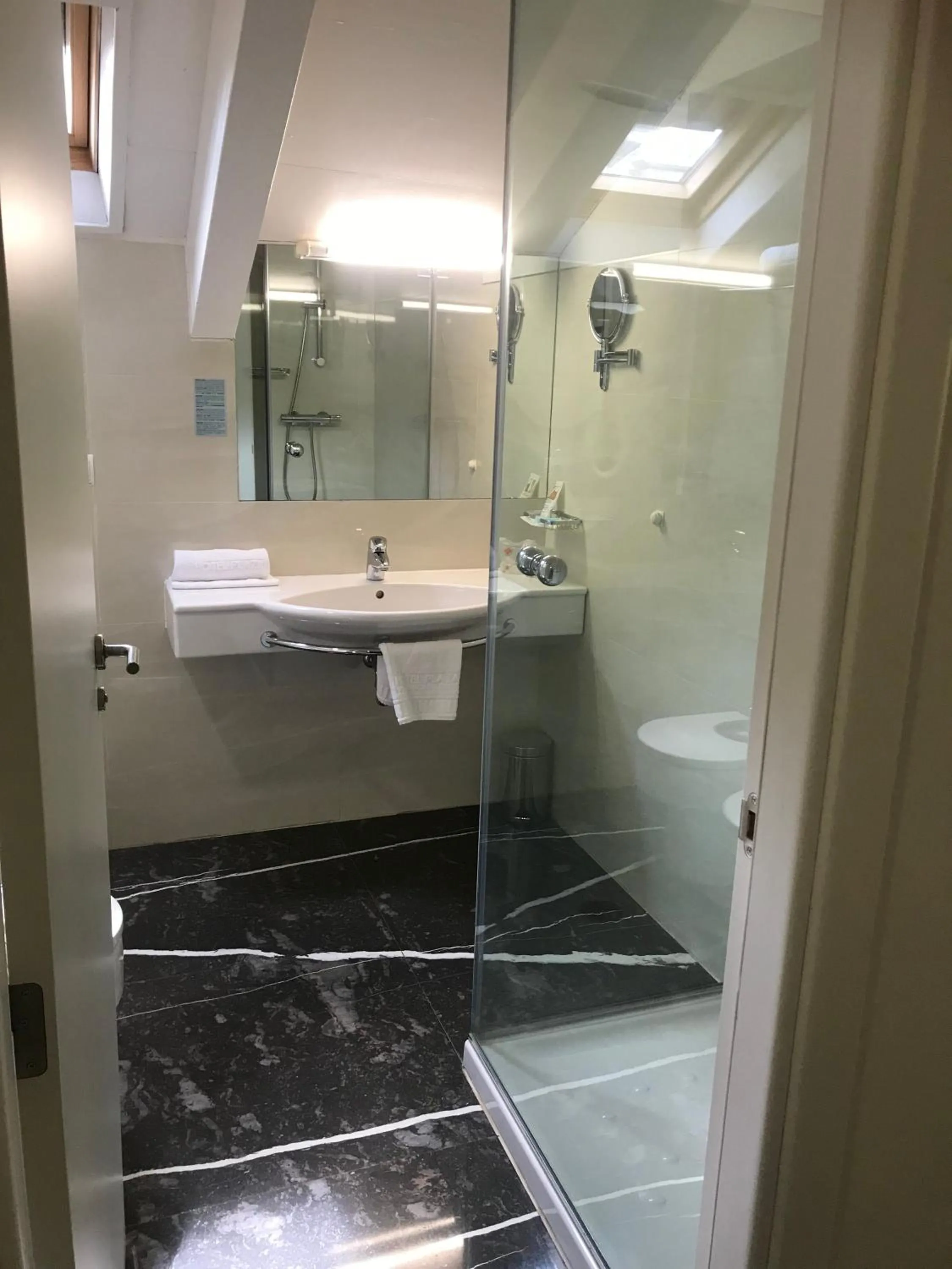 Bathroom in Plaza Mayor