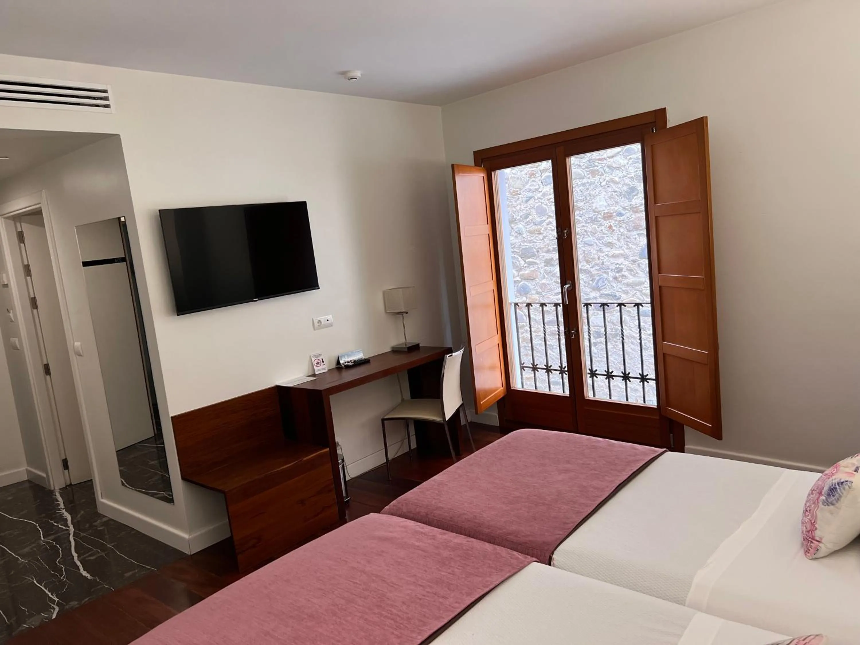 Facility for disabled guests, Bed in Plaza Mayor