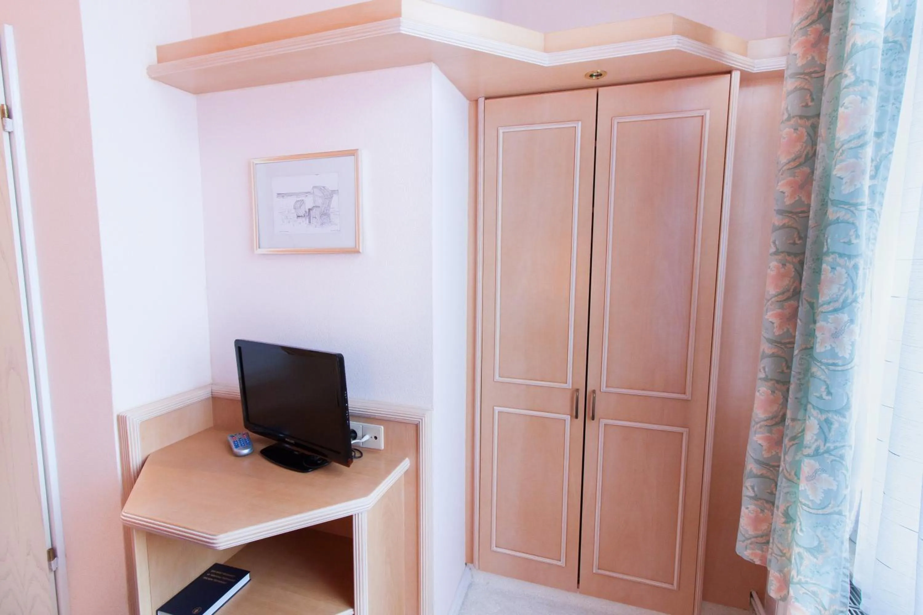 wardrobe in Nordseehotel Freese