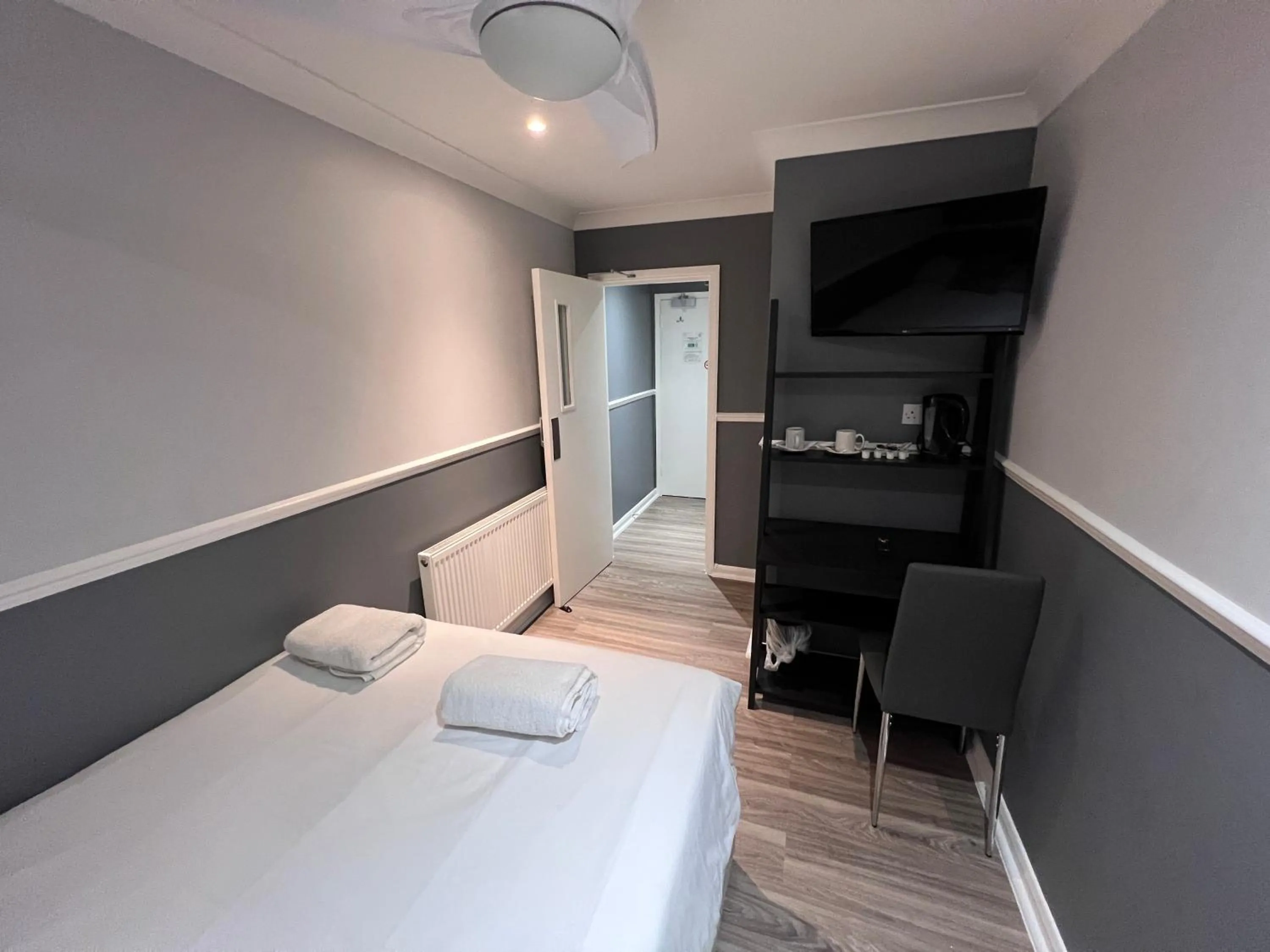 Photo of the whole room, Bed in The Commongate Hotels