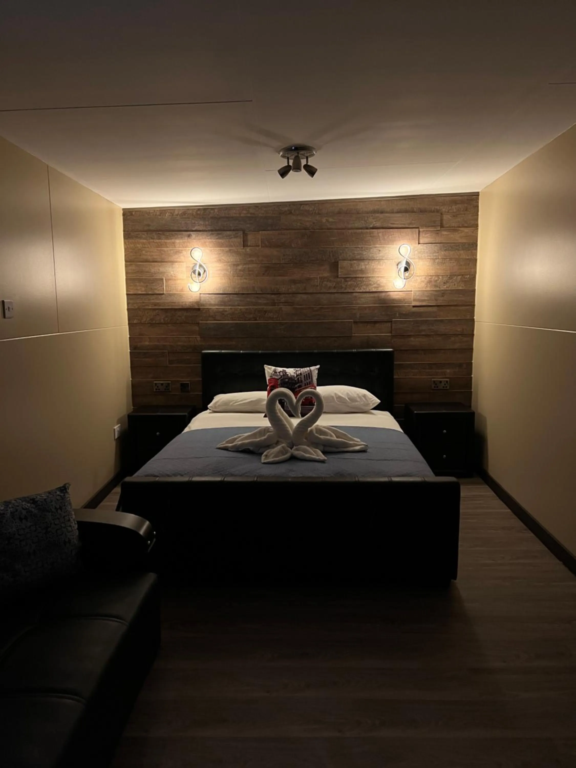 Photo of the whole room, Bed in The Commongate Hotels