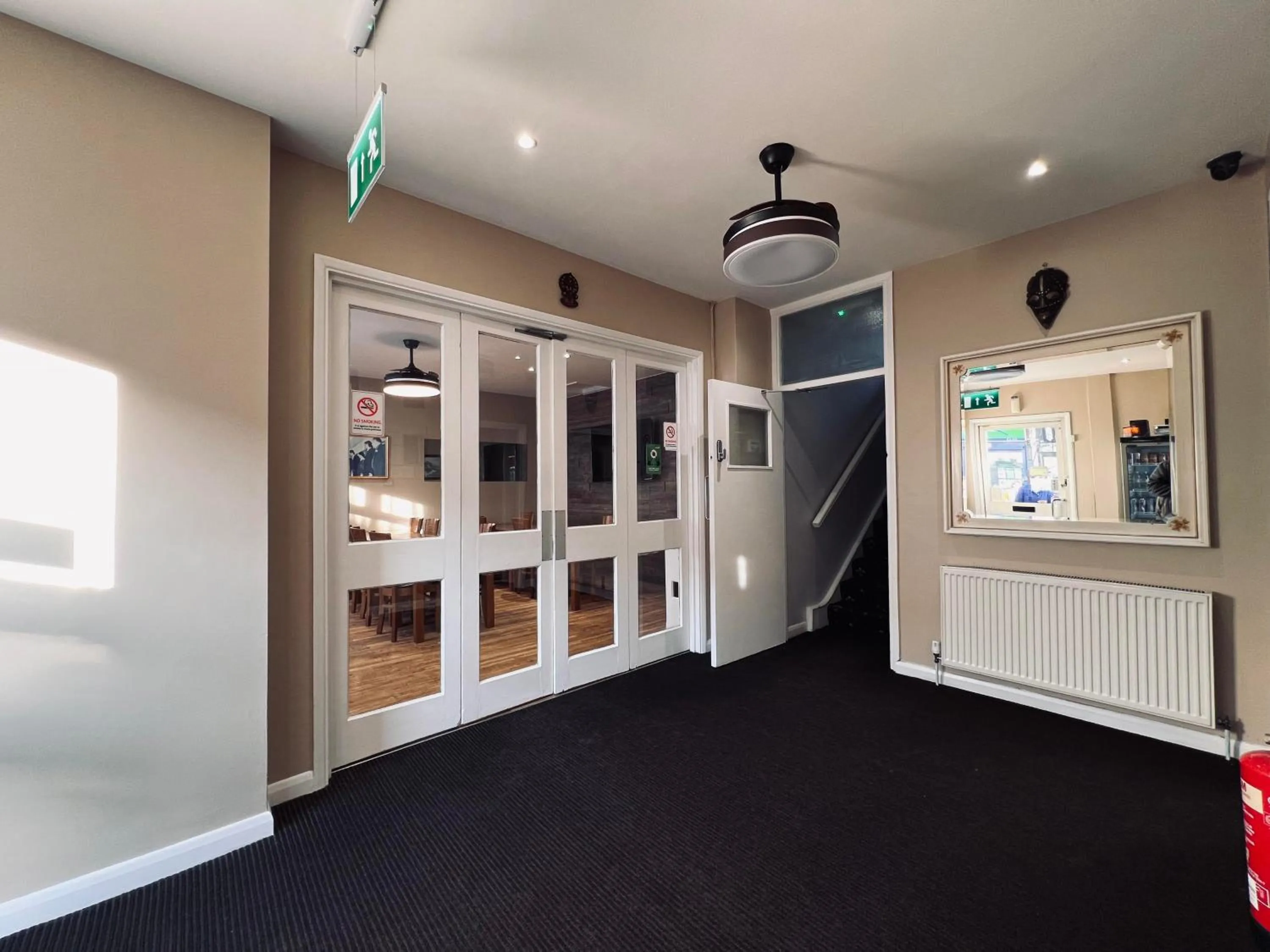 Facade/entrance, Bed in The Commongate Hotels