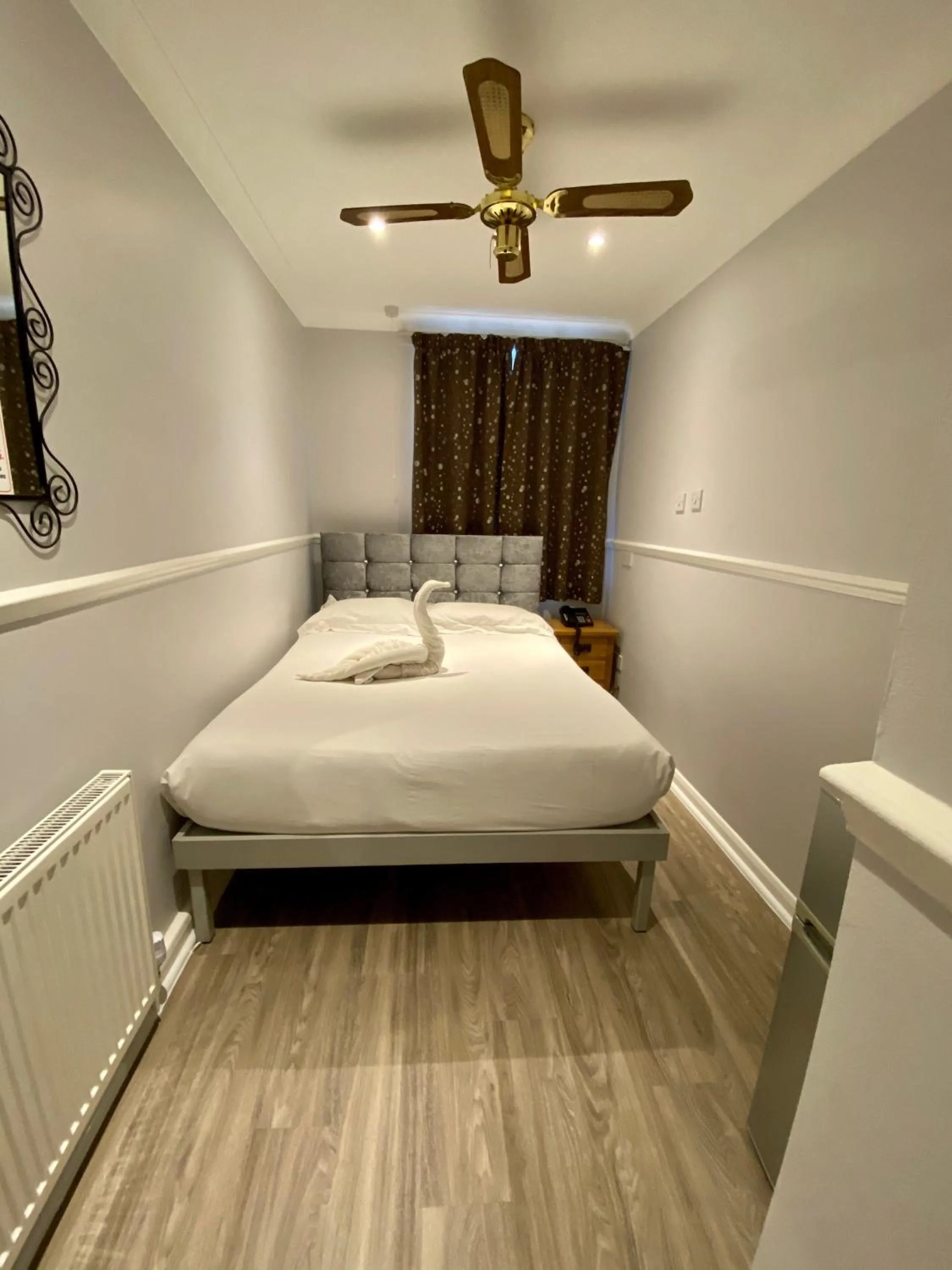 Photo of the whole room, Bed in The Commongate Hotels