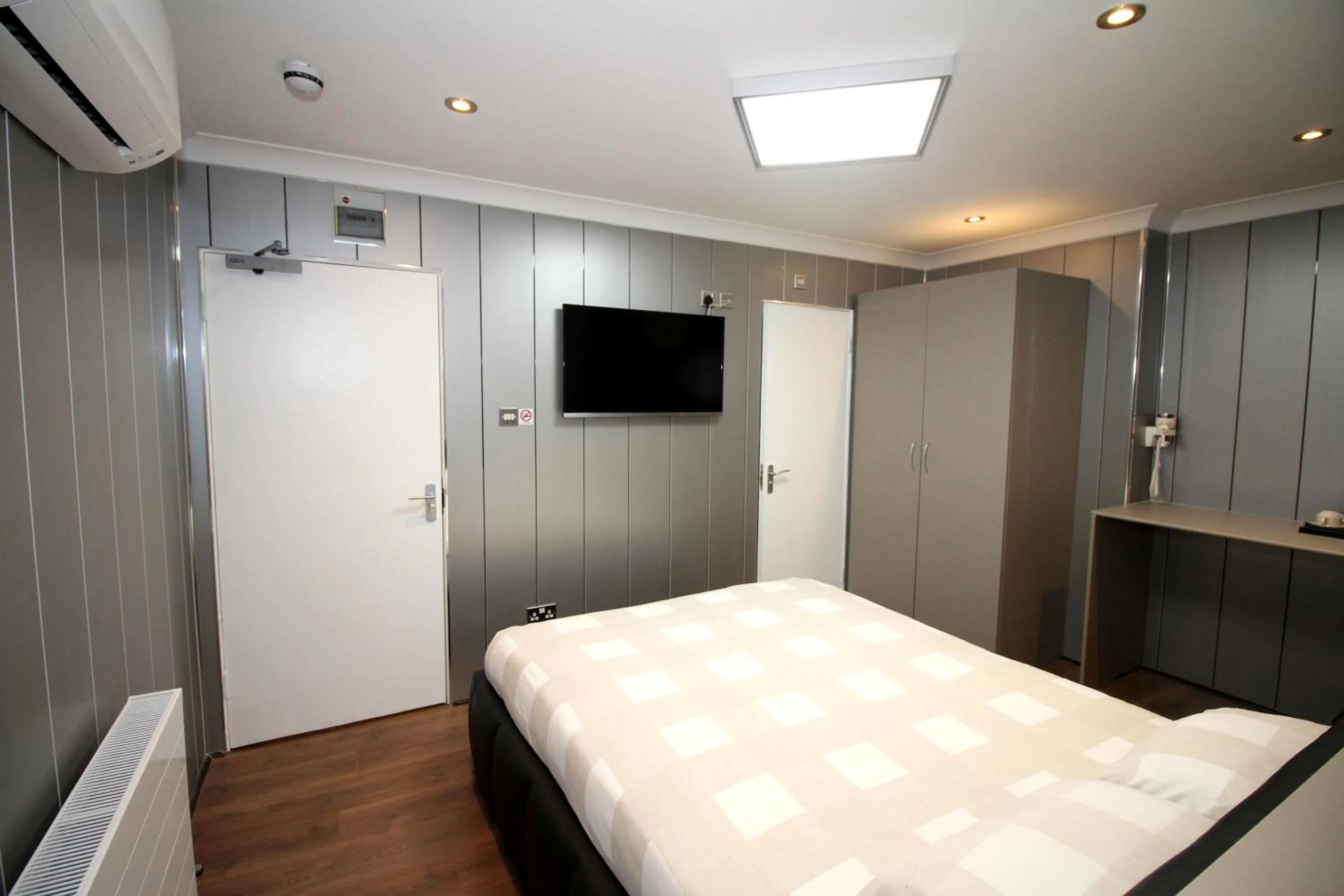 Bedroom, Bed in The Commongate Hotels