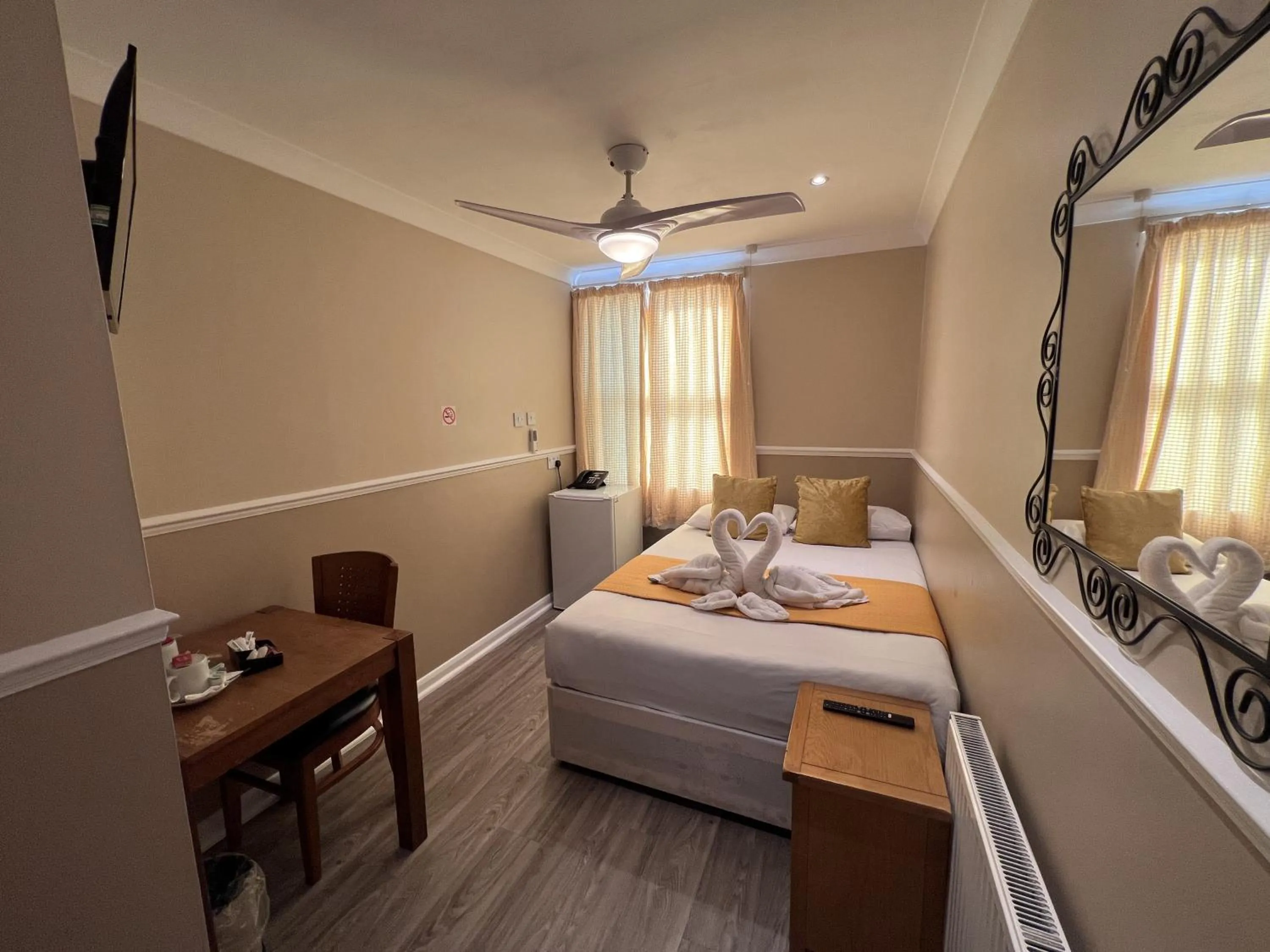 Bedroom, Bed in The Commongate Hotels