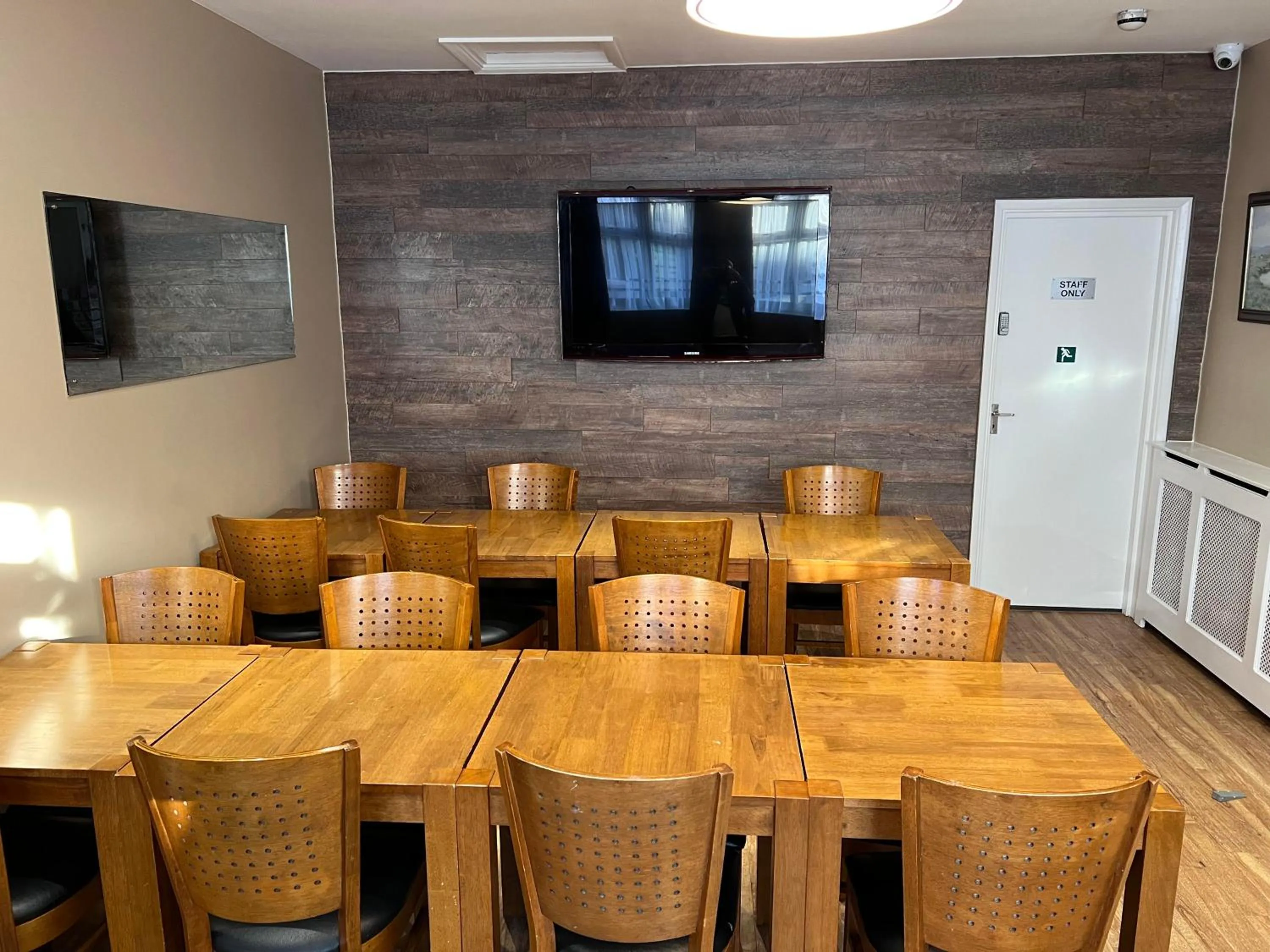 Communal lounge/ TV room in The Commongate Hotels