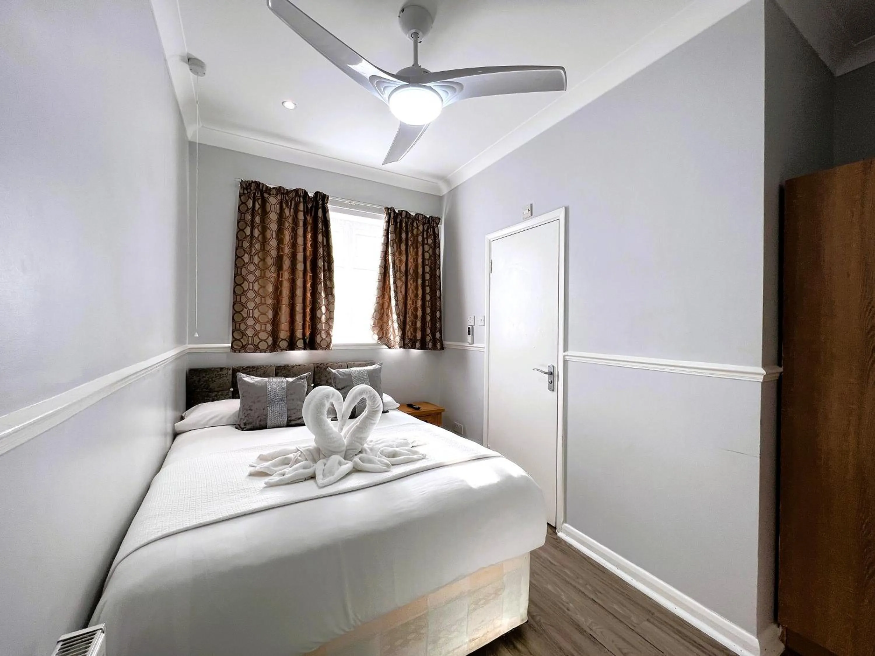 Bed in The Commongate Hotels