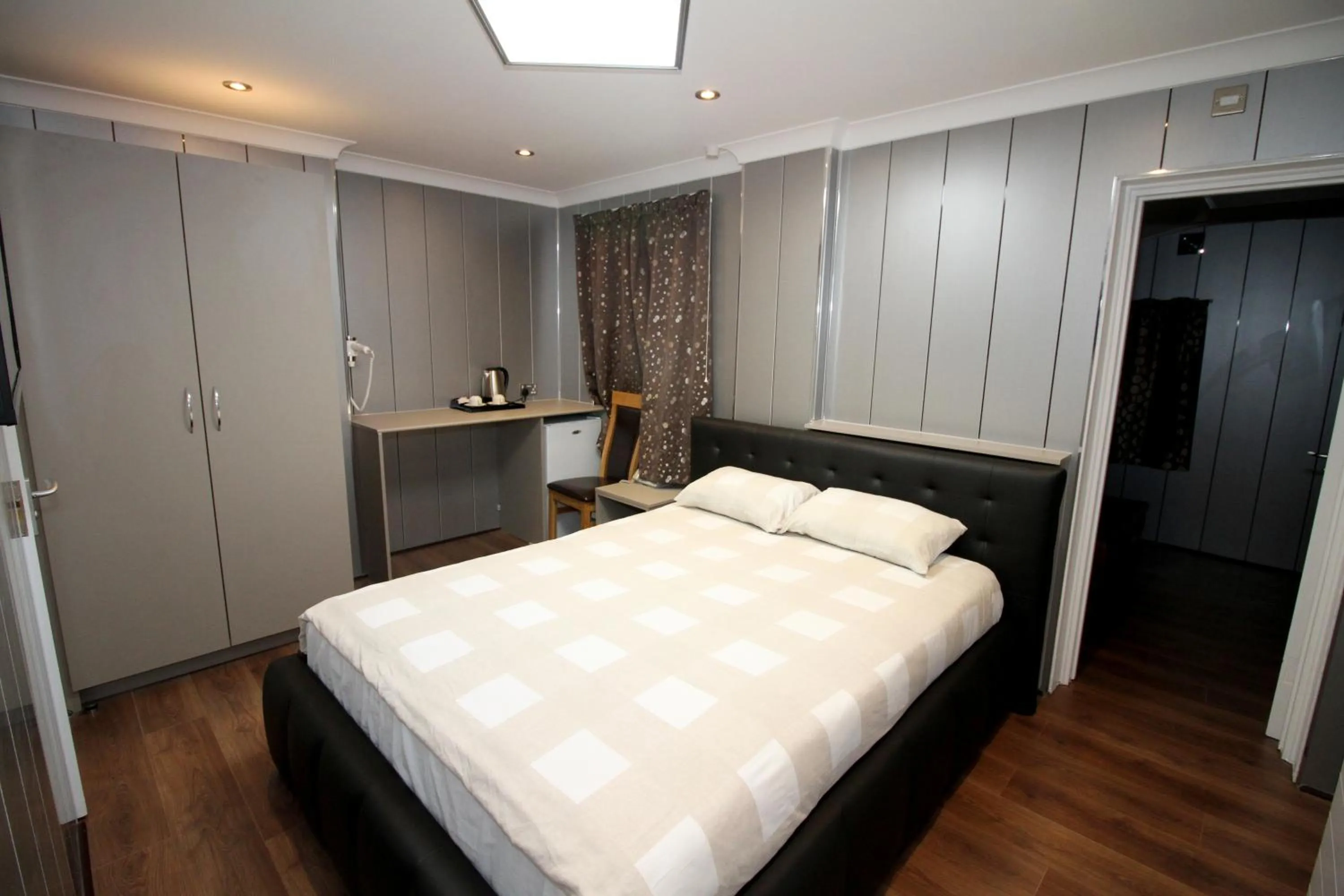 Bedroom, Bed in The Commongate Hotels