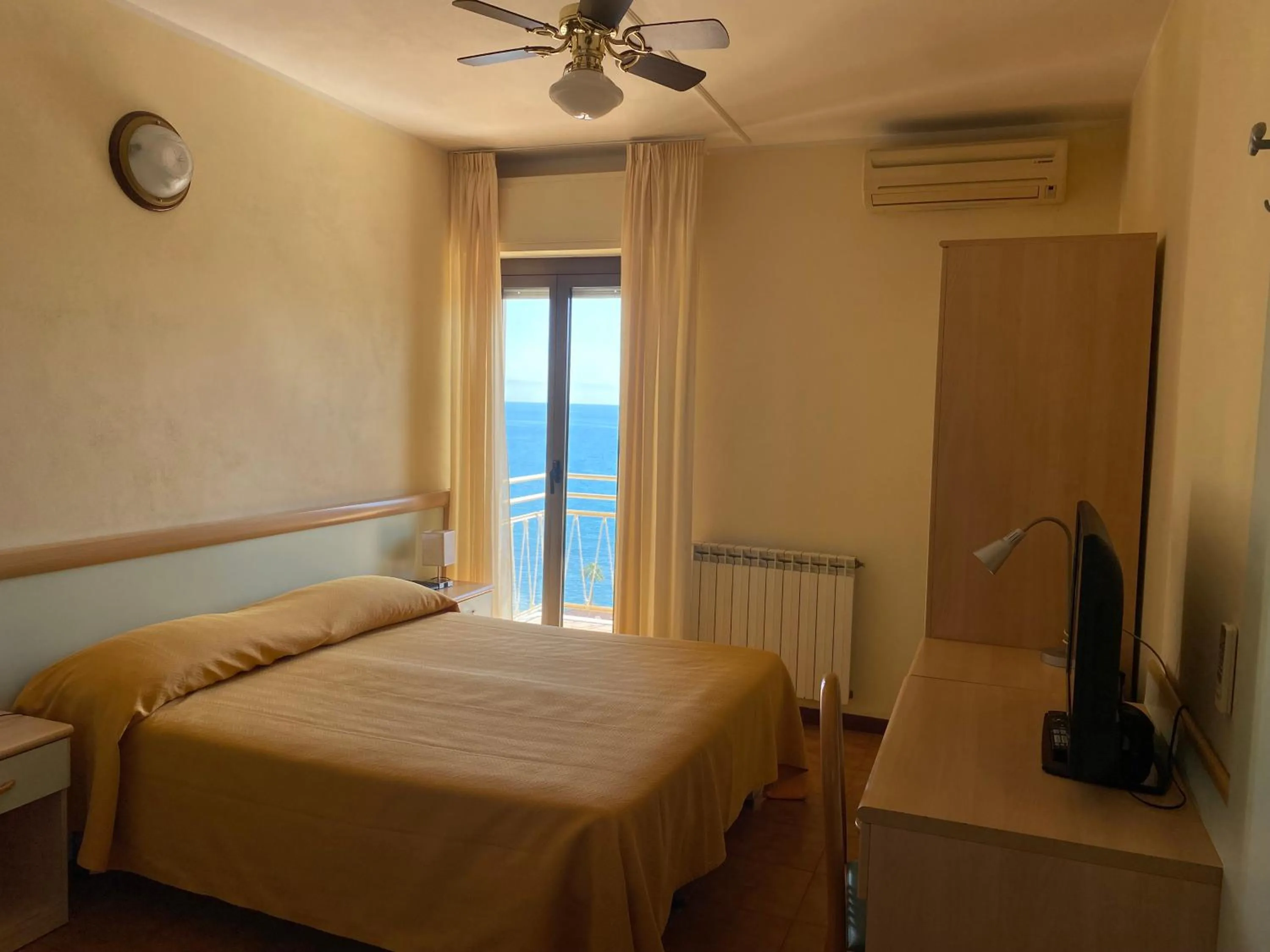 Photo of the whole room, Bed in Ulivo