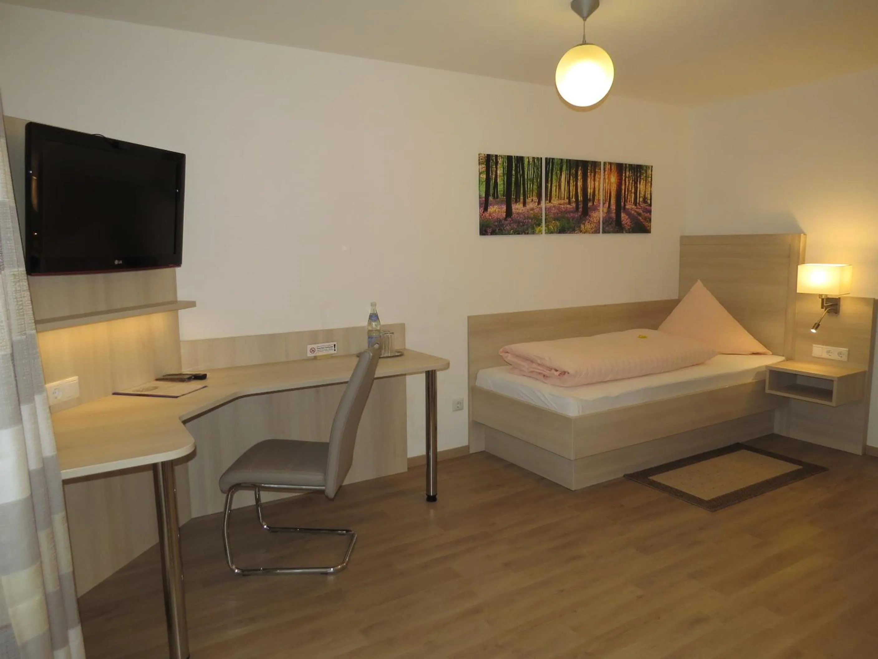 Photo of the whole room, Bed in Büchelsteiner Hof