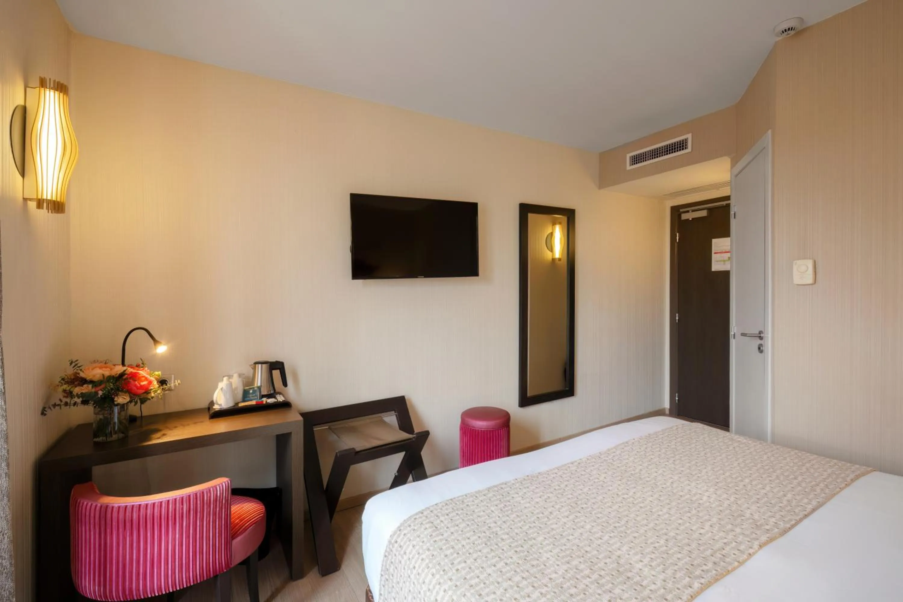 Bedroom, Bed in Best Western Plus Hôtel Belfort Centre Gare