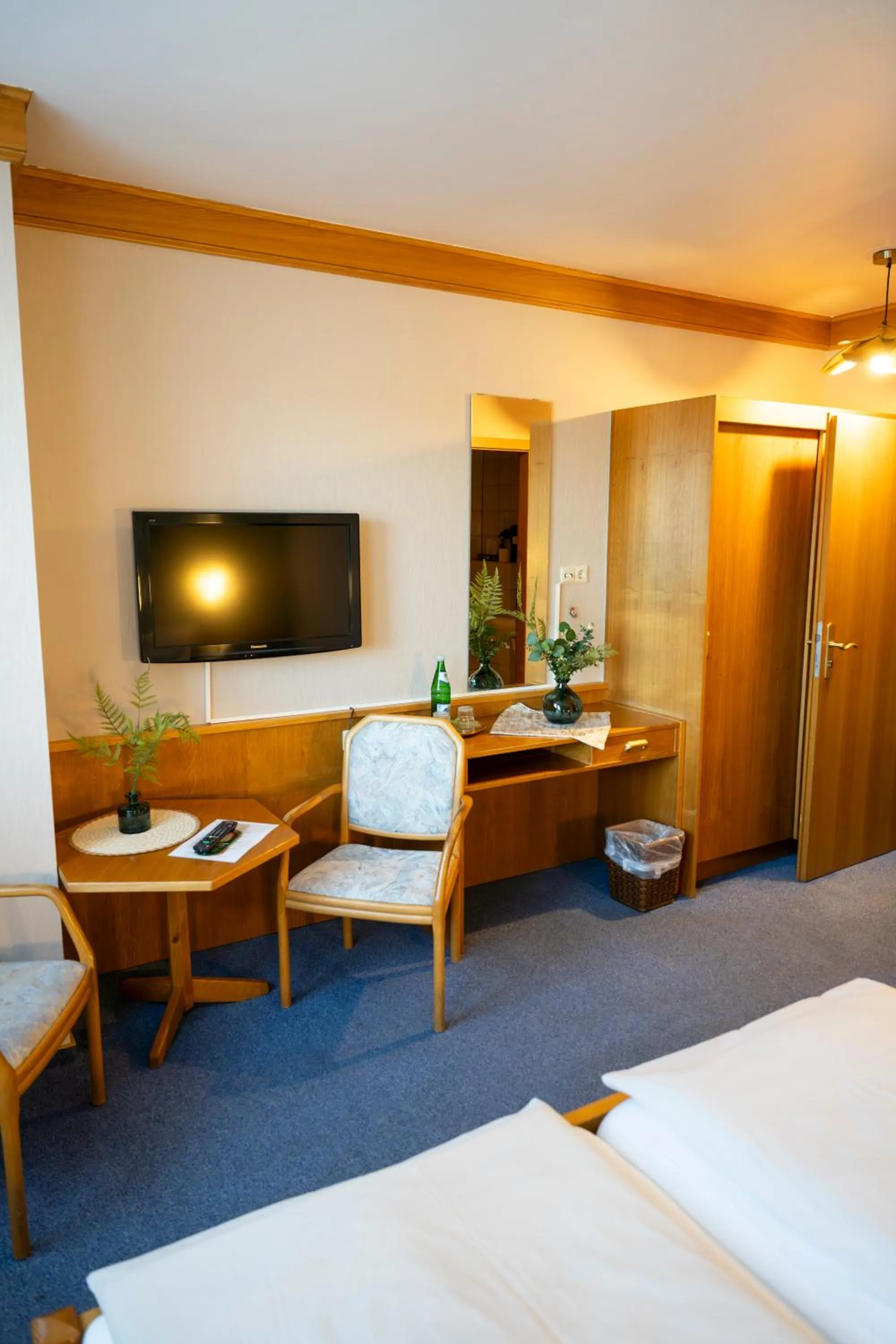 Bedroom, Bed in Hotel Gülser Weinstube