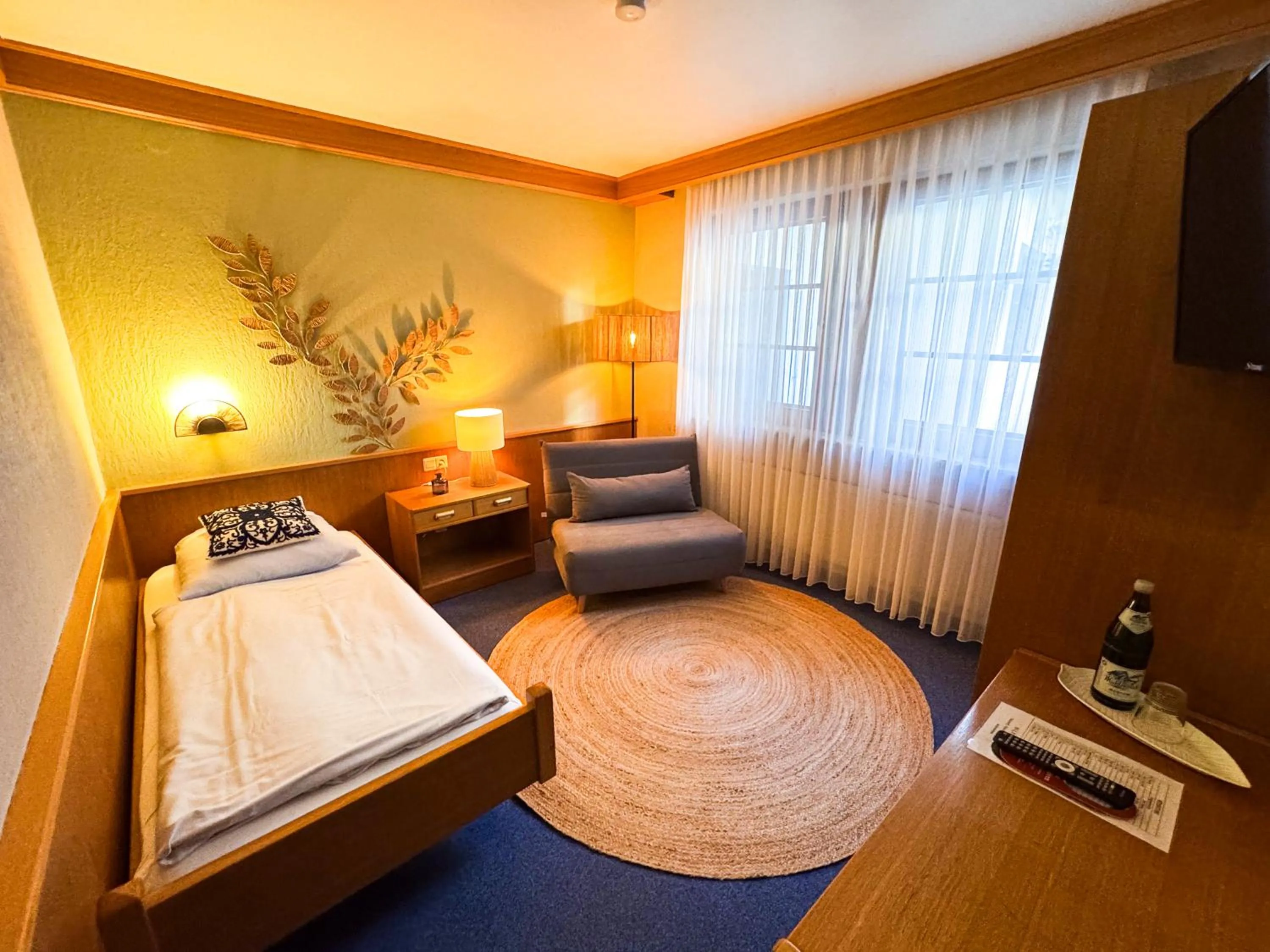 Bedroom, Bed in Hotel Gülser Weinstube