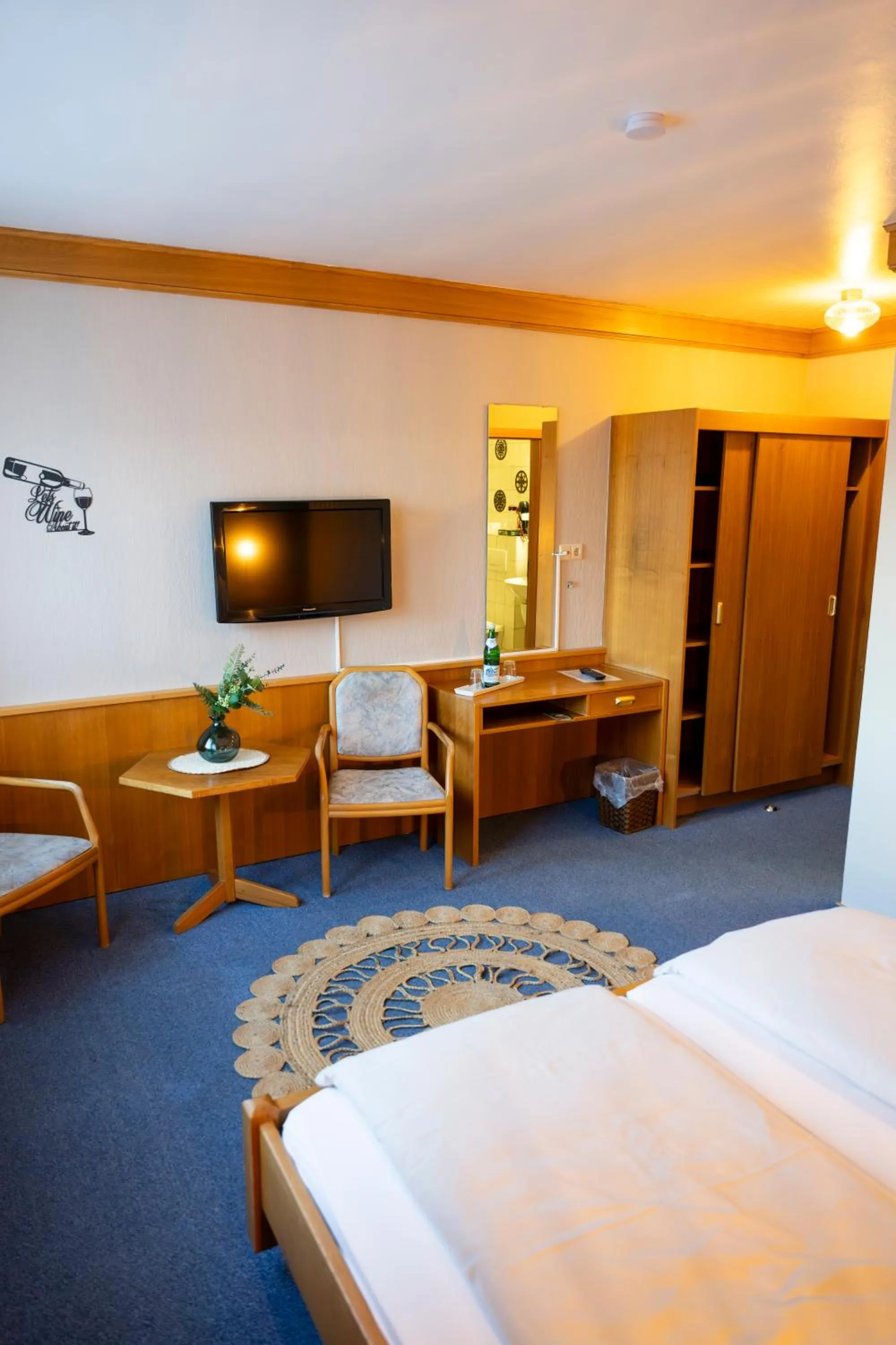 Bedroom, Bed in Hotel Gülser Weinstube