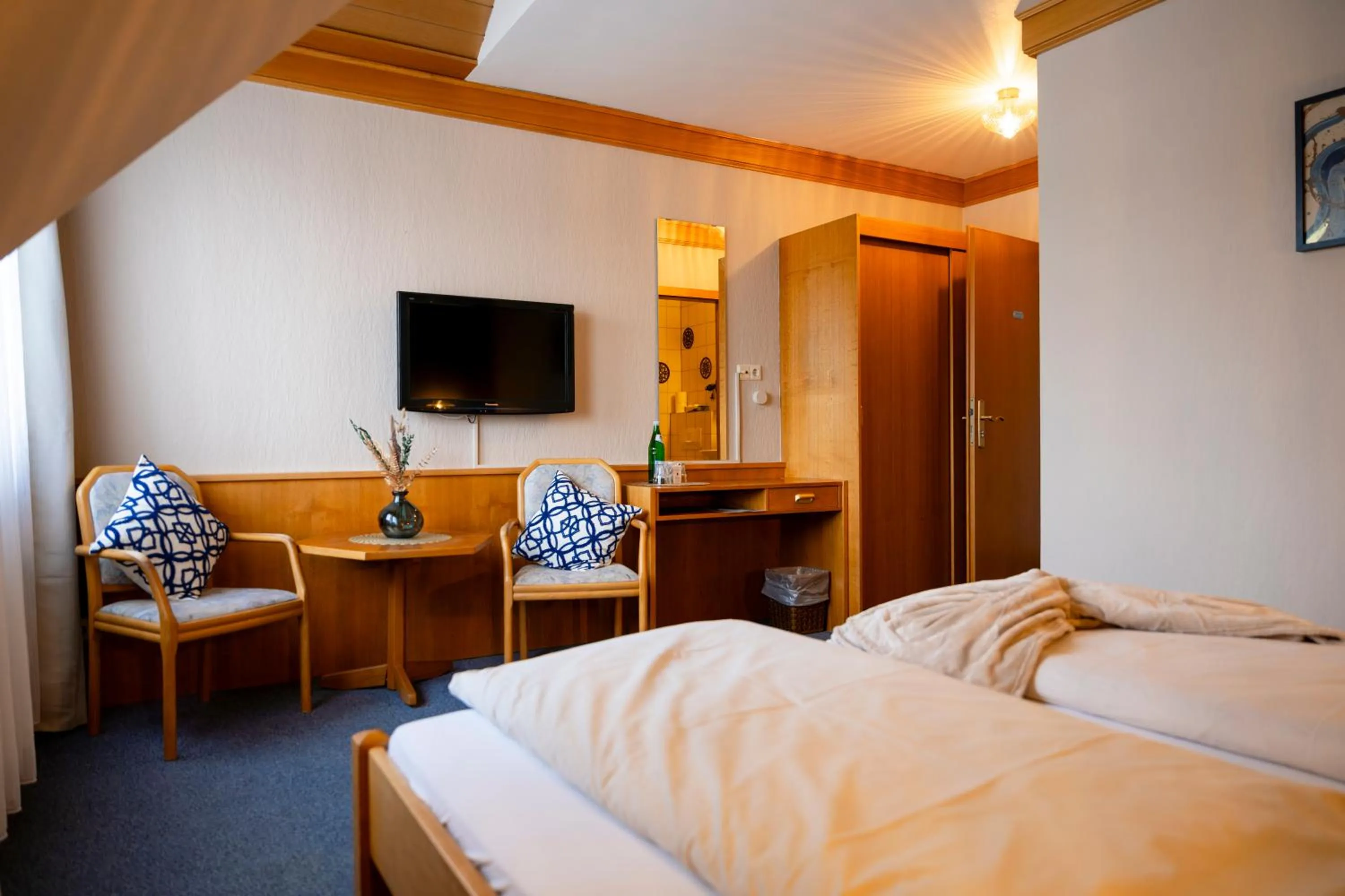 Bedroom, Bed in Hotel Gülser Weinstube