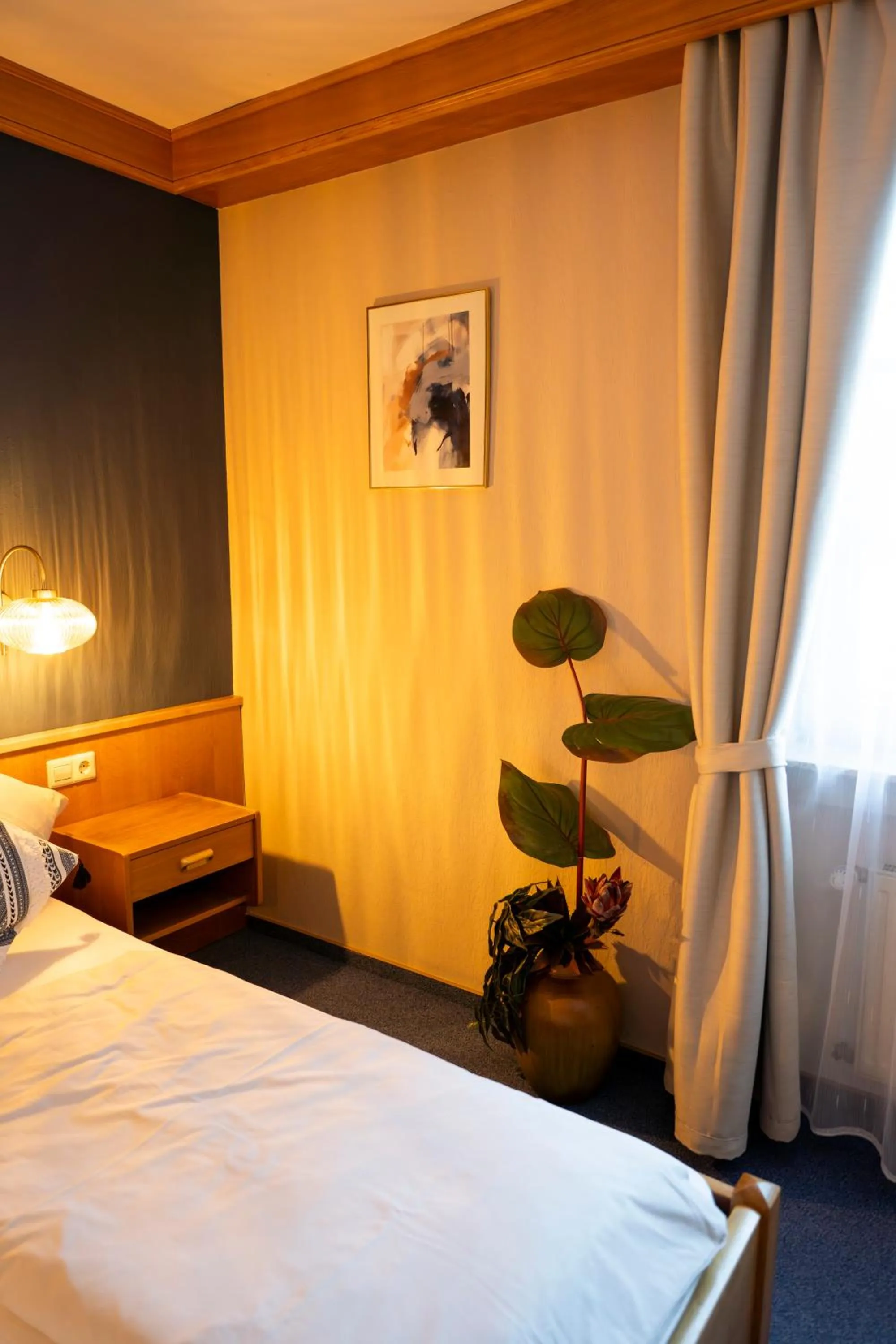 Bedroom, Bed in Hotel Gülser Weinstube