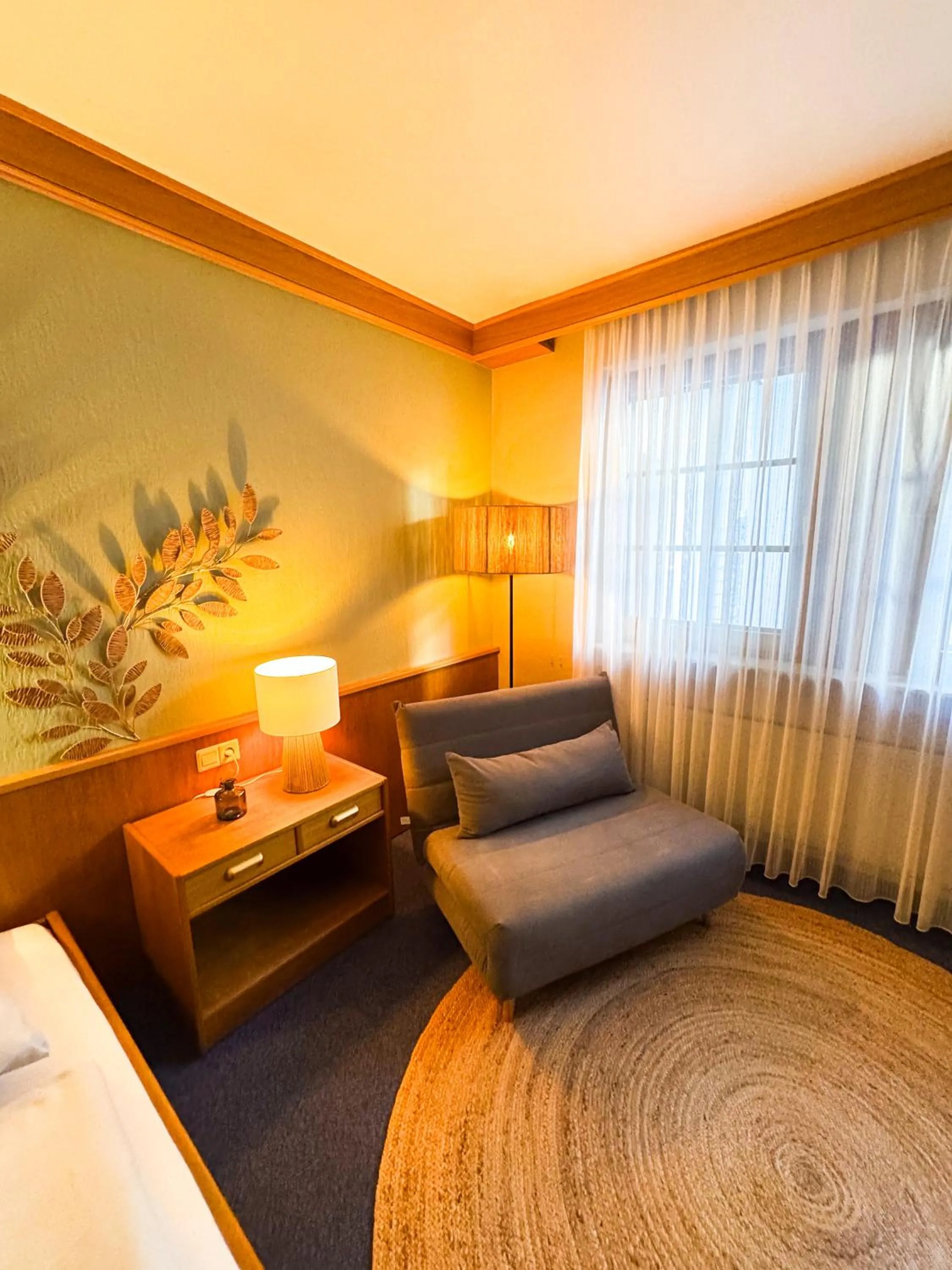 Seating area, Bed in Hotel Gülser Weinstube