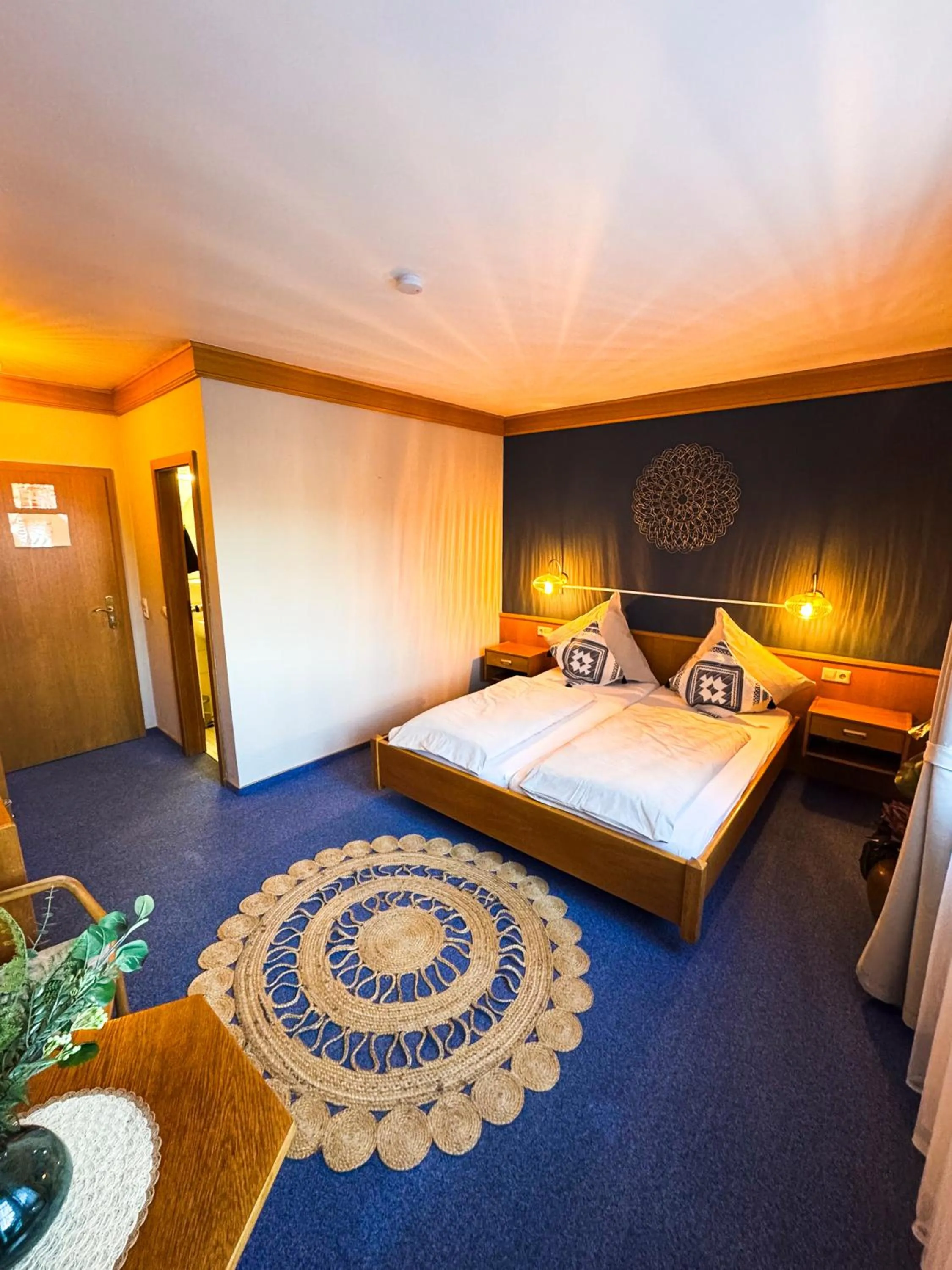 Bedroom, Bed in Hotel Gülser Weinstube