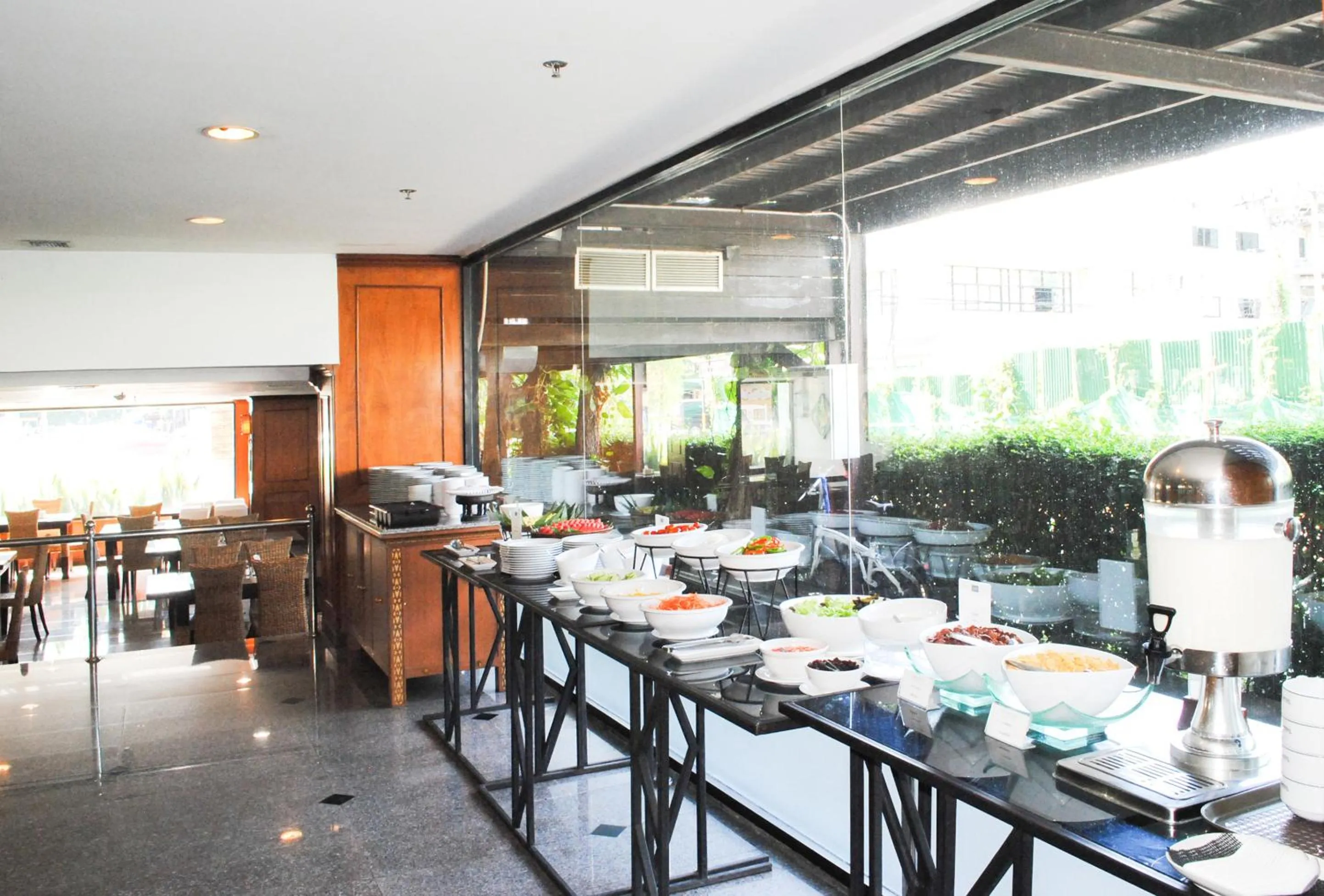 Restaurant/places to eat in CH Hotel